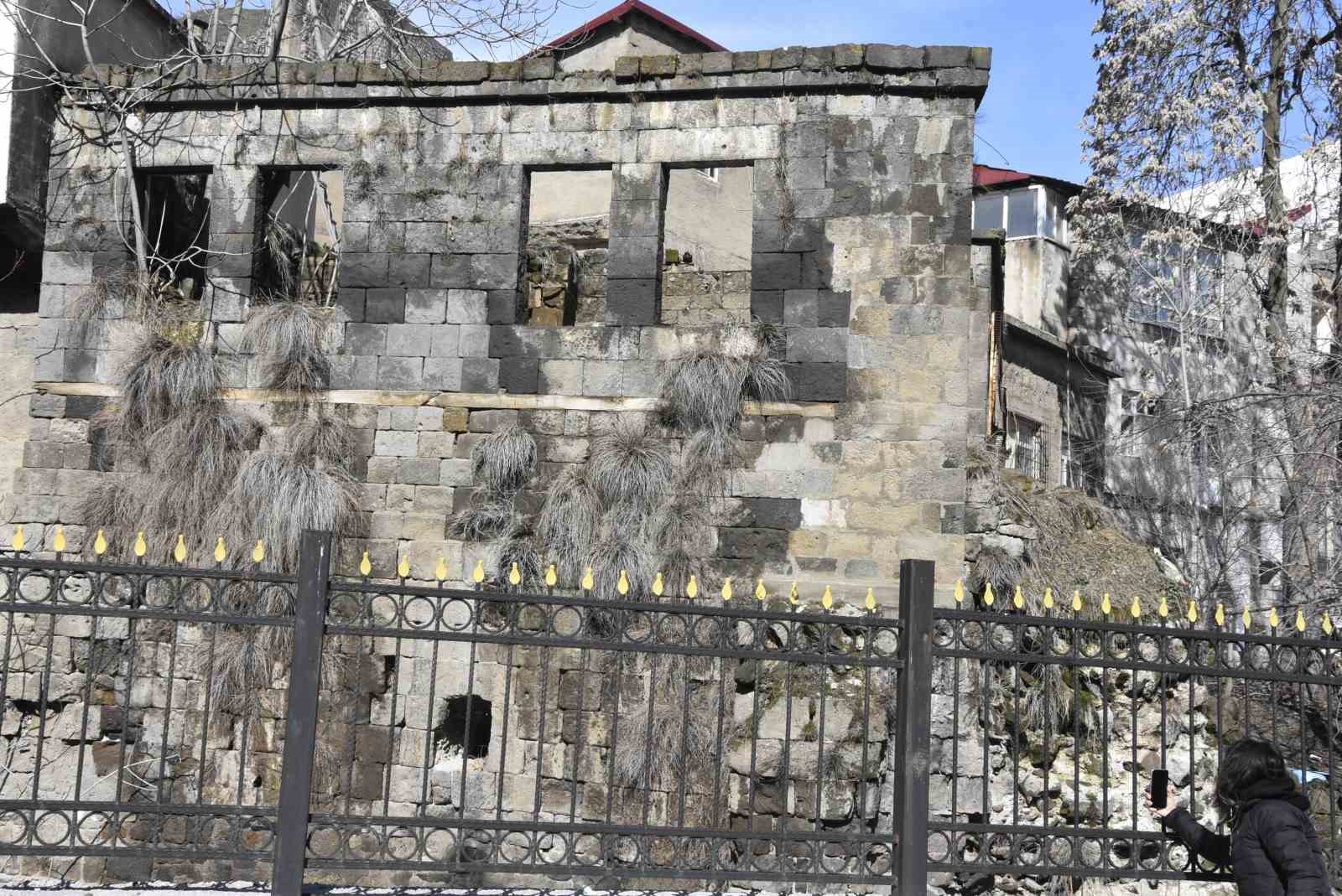 Bitlis’te tarihi evler kışın ardından alarm veriyor
