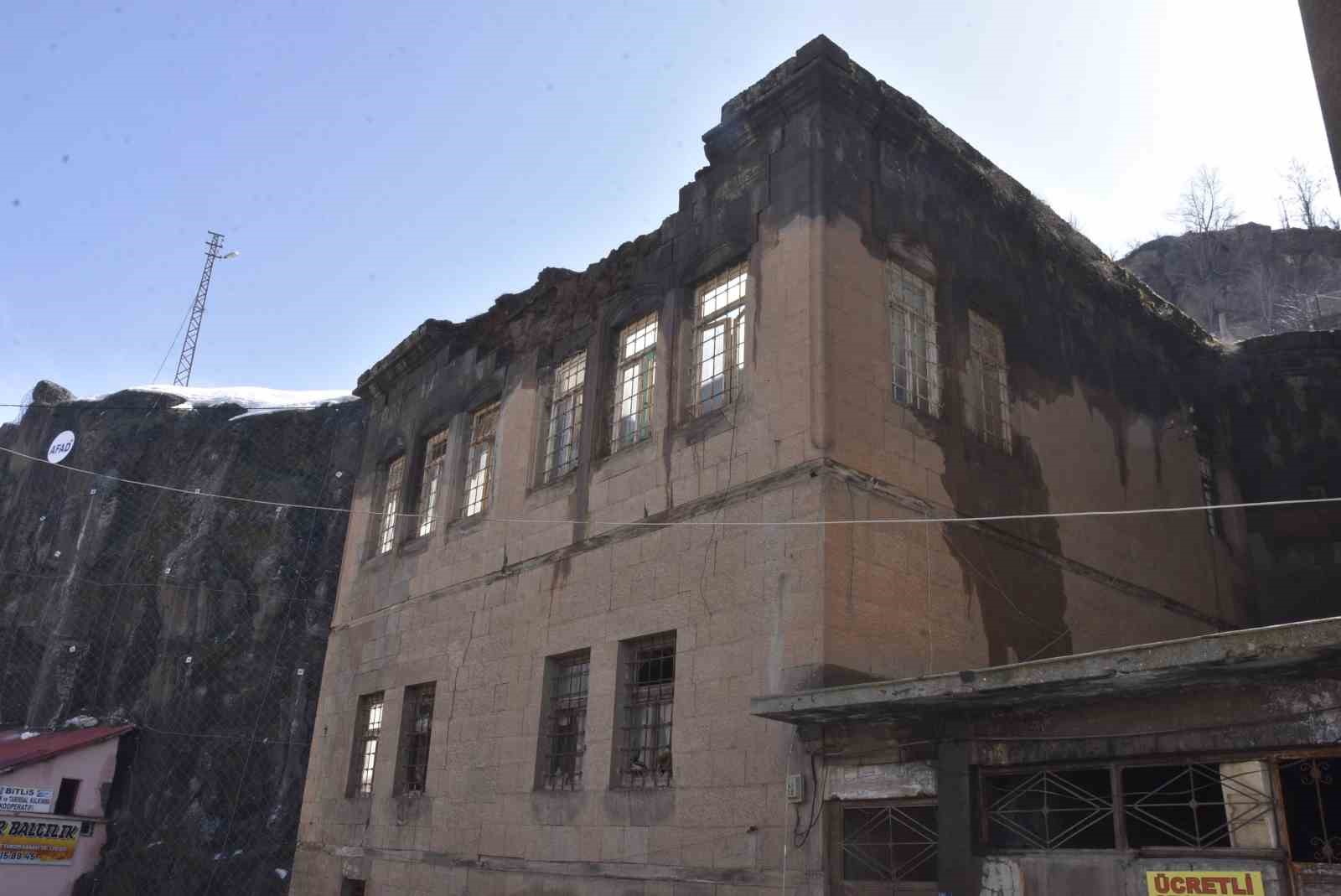 Bitlis’te tarihi evler kışın ardından alarm veriyor

