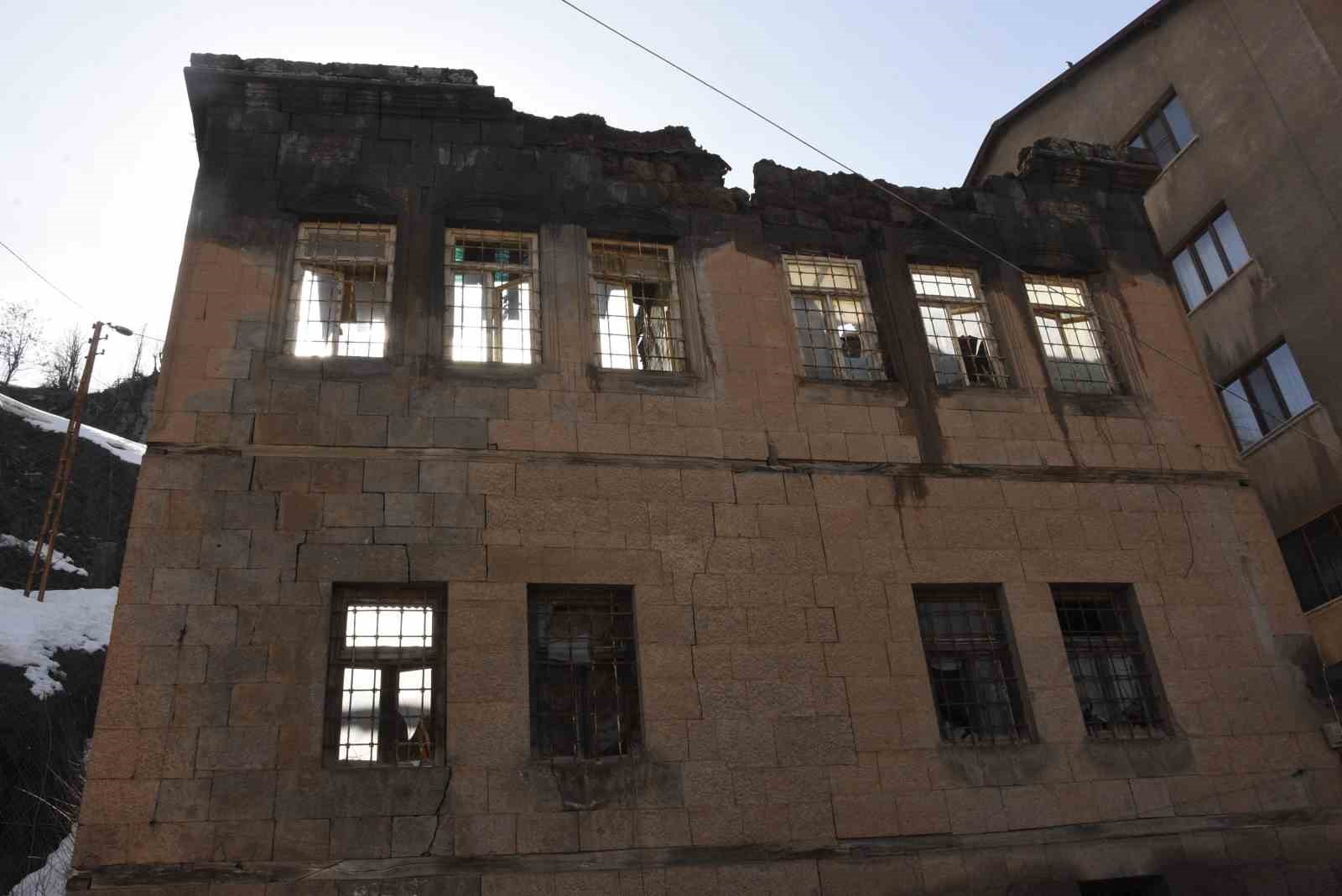 Bitlis’te tarihi evler kışın ardından alarm veriyor
