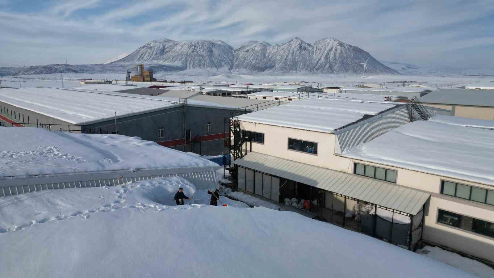 Bitlis’te tekstilciler kar yüzünden güneş panellerini kullanamıyor
