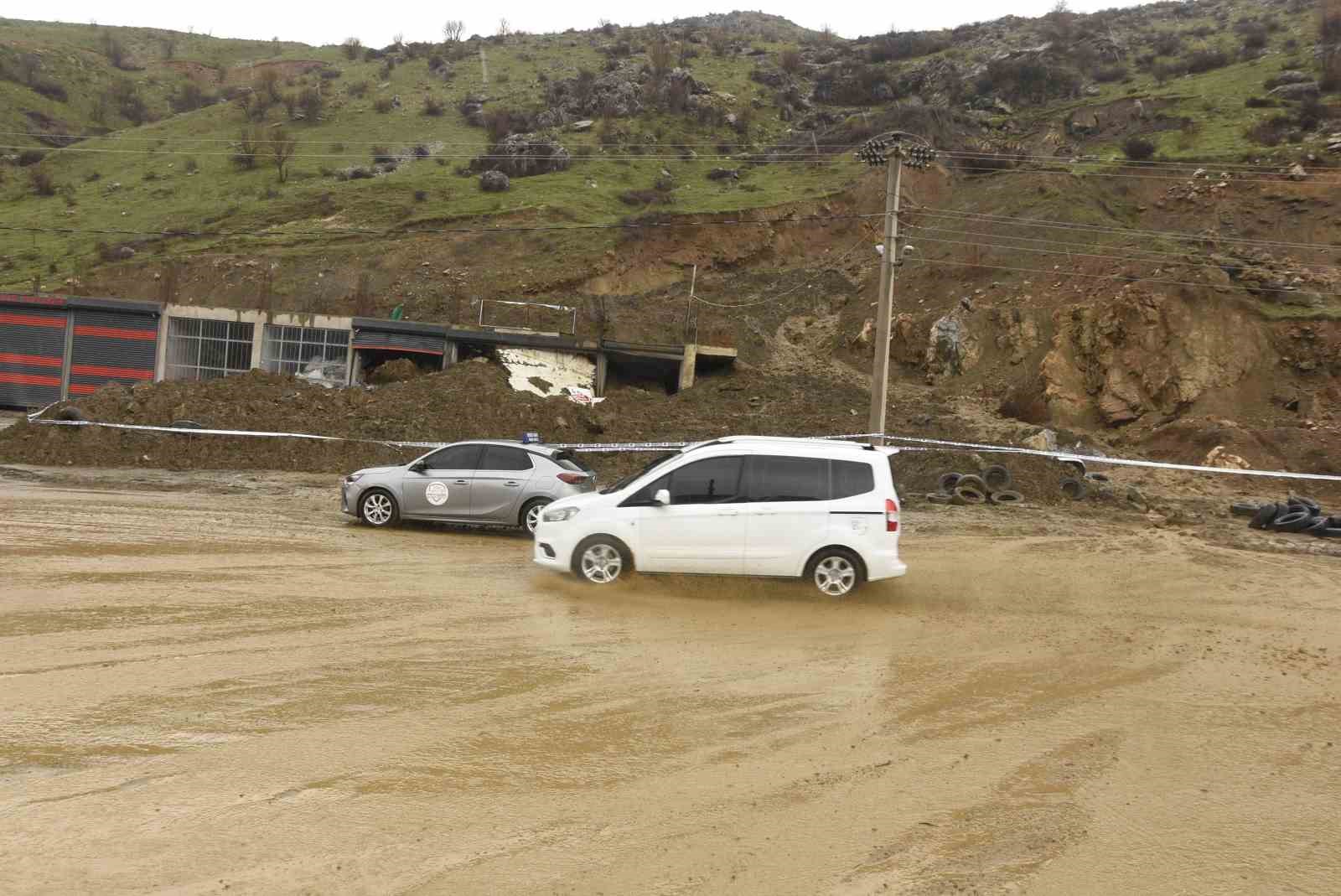 Bitlis’te yağışlardan dolayı toprak kayması meydana geldi
