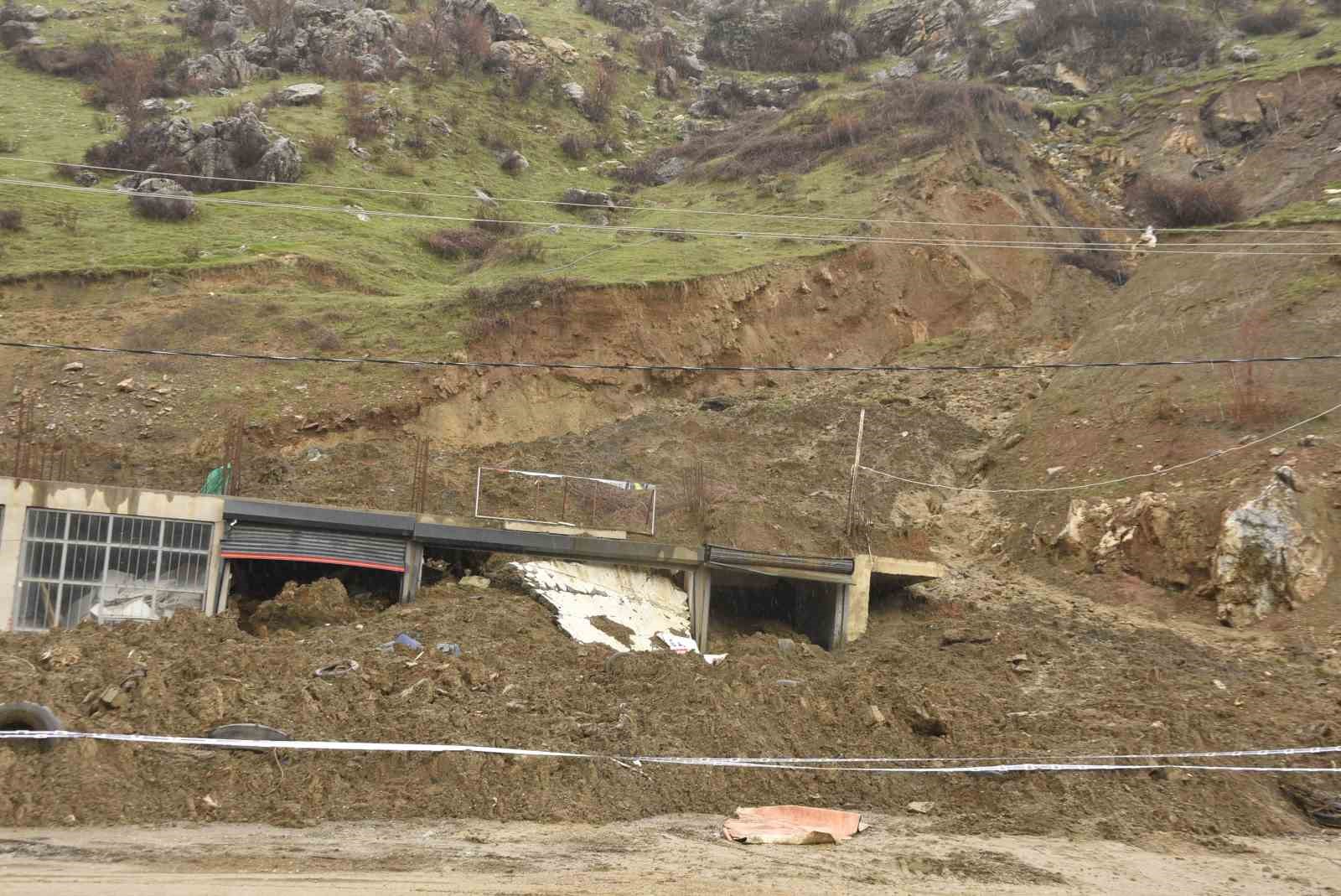 Bitlis’te yağışlardan dolayı toprak kayması meydana geldi
