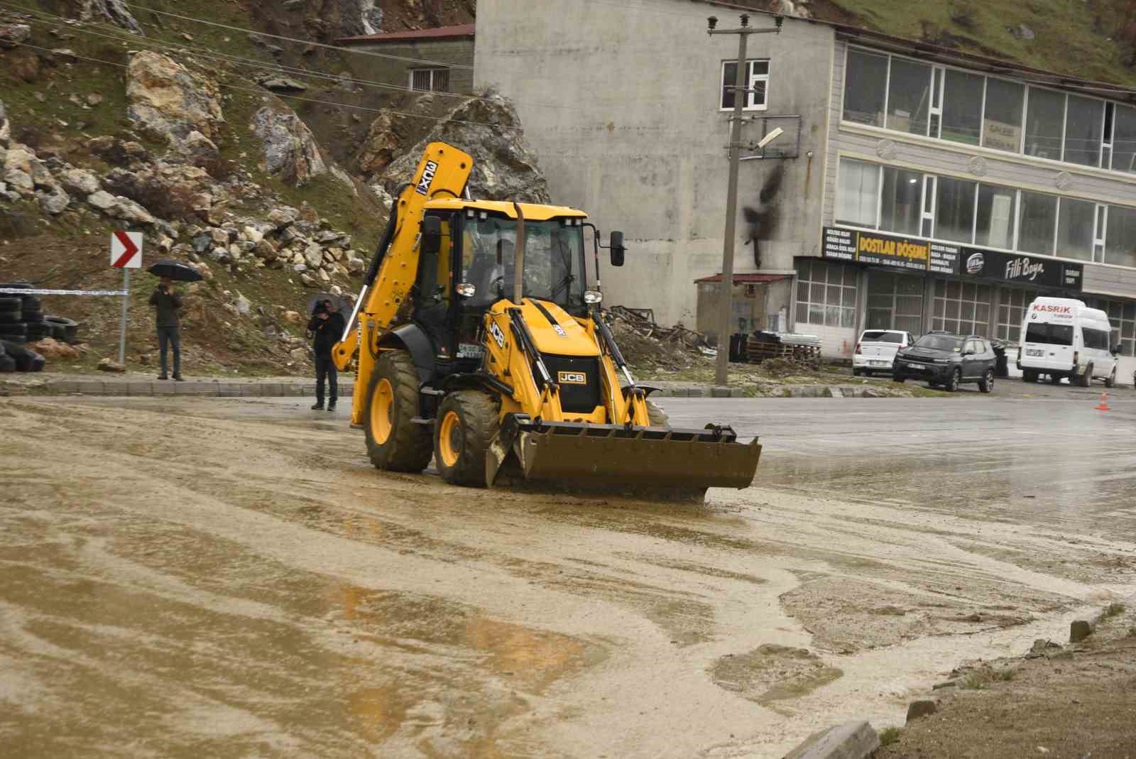 Bitlis’te yağışlardan dolayı toprak kayması meydana geldi
