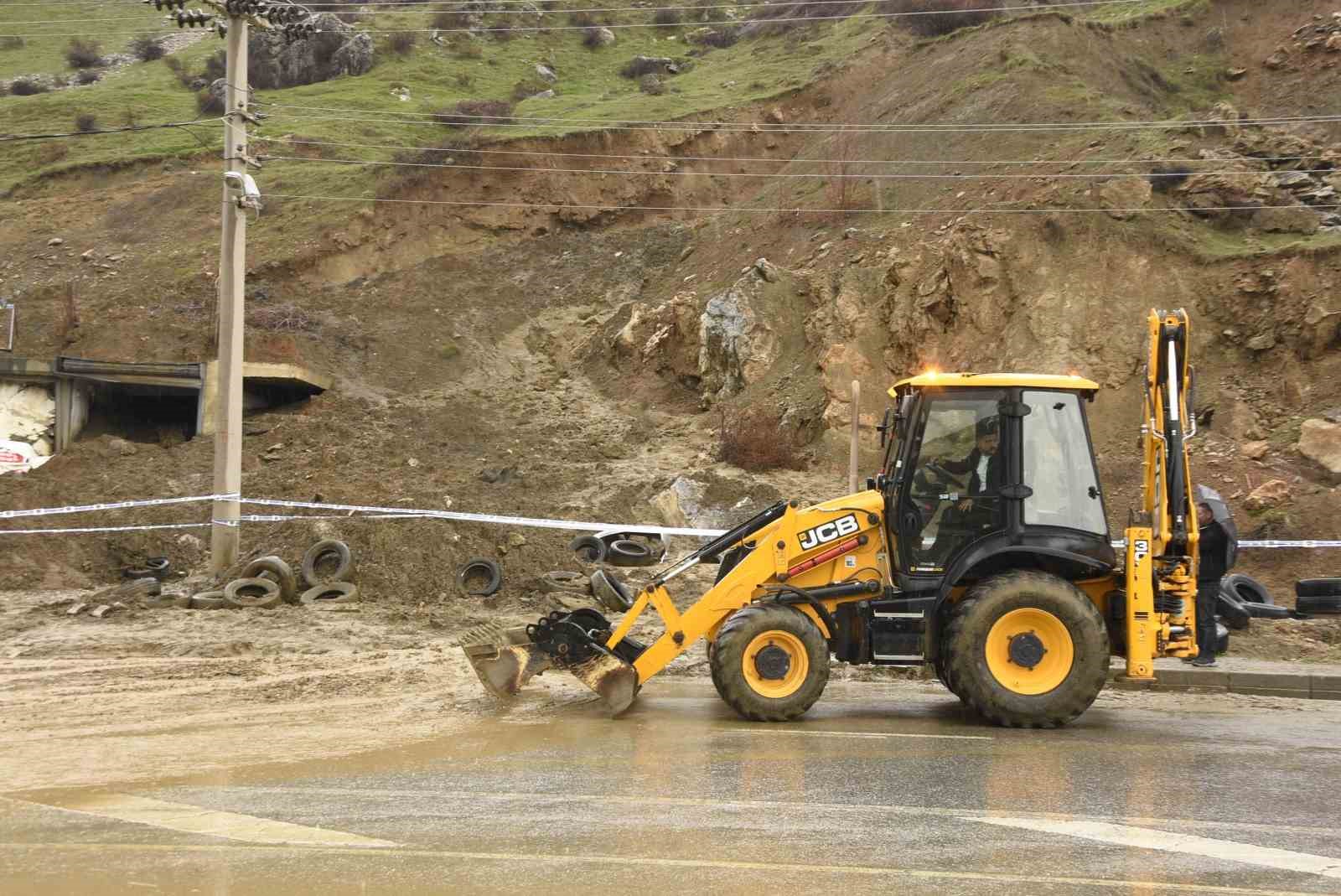 Bitlis’te yağışlardan dolayı toprak kayması meydana geldi
