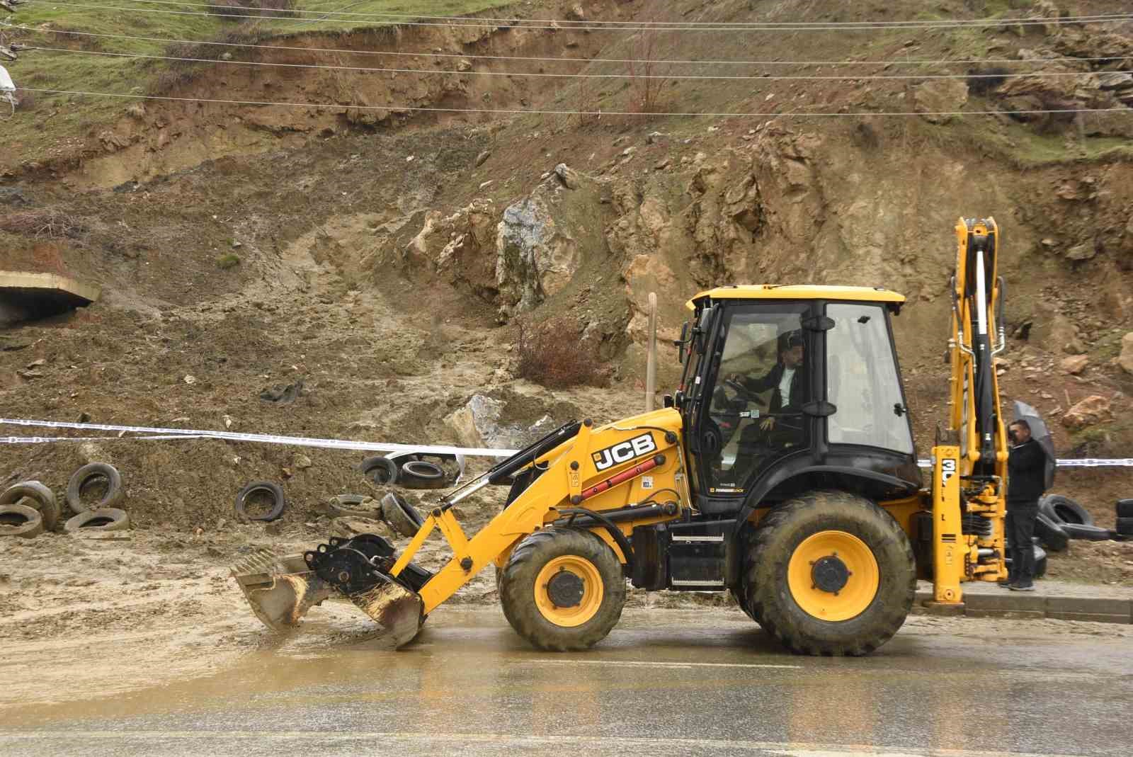 Bitlis’te yağışlardan dolayı toprak kayması meydana geldi
