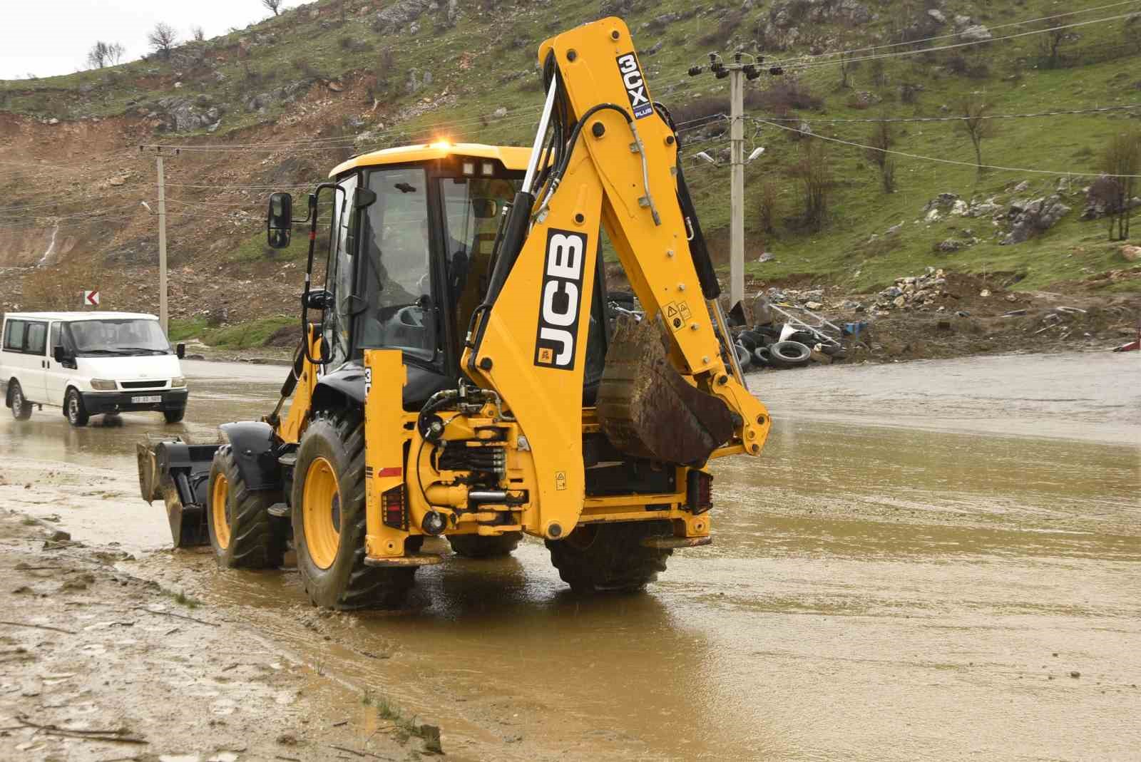 Bitlis’te yağışlardan dolayı toprak kayması meydana geldi

