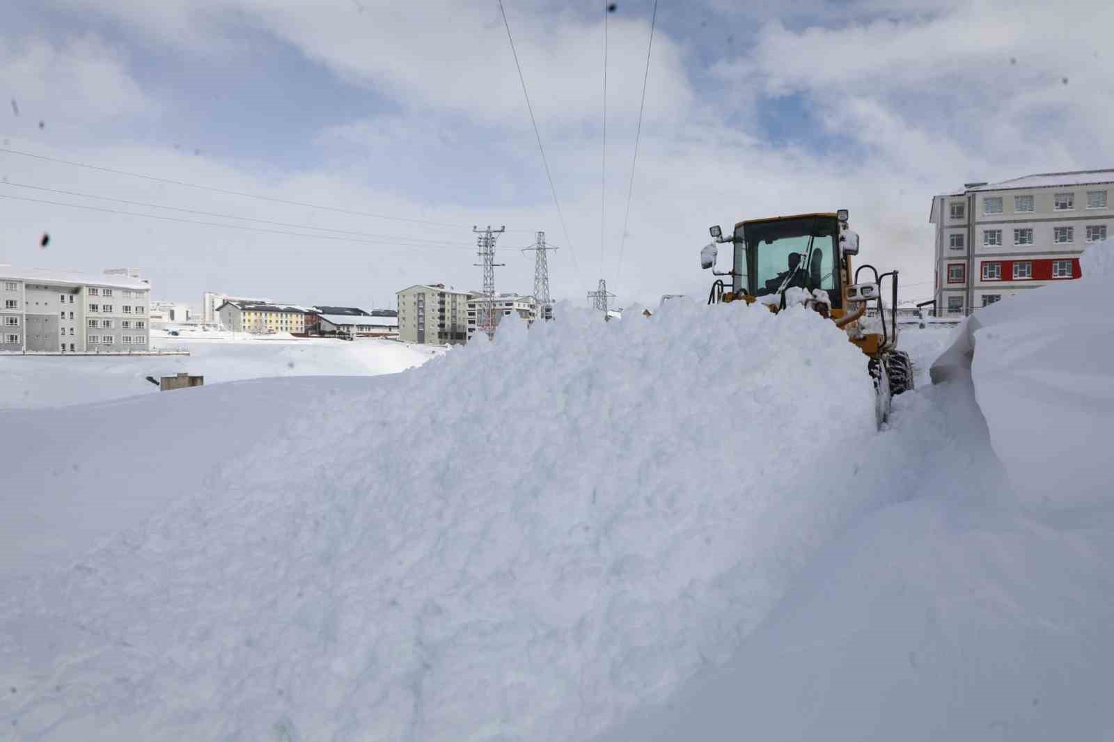 Bitlis’te yoğun karla mücadele çalışması
Bitlis’te yoğun karla mücadele çalışması
