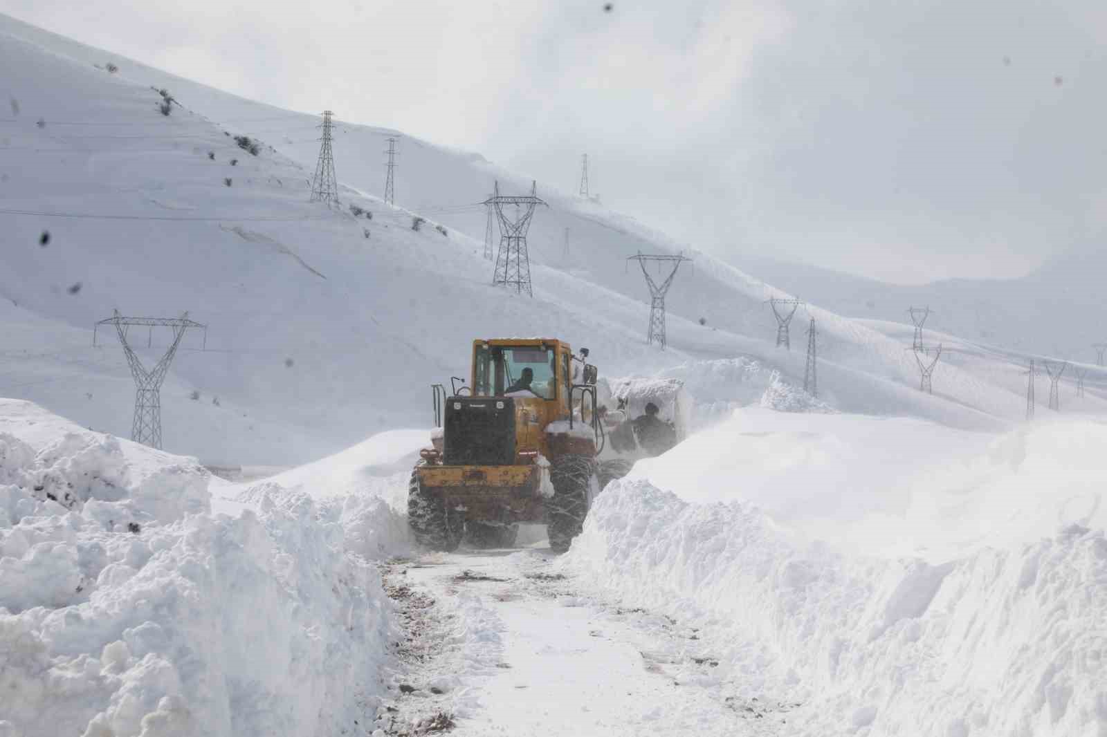 Bitlis’te yoğun karla mücadele çalışması
Bitlis’te yoğun karla mücadele çalışması