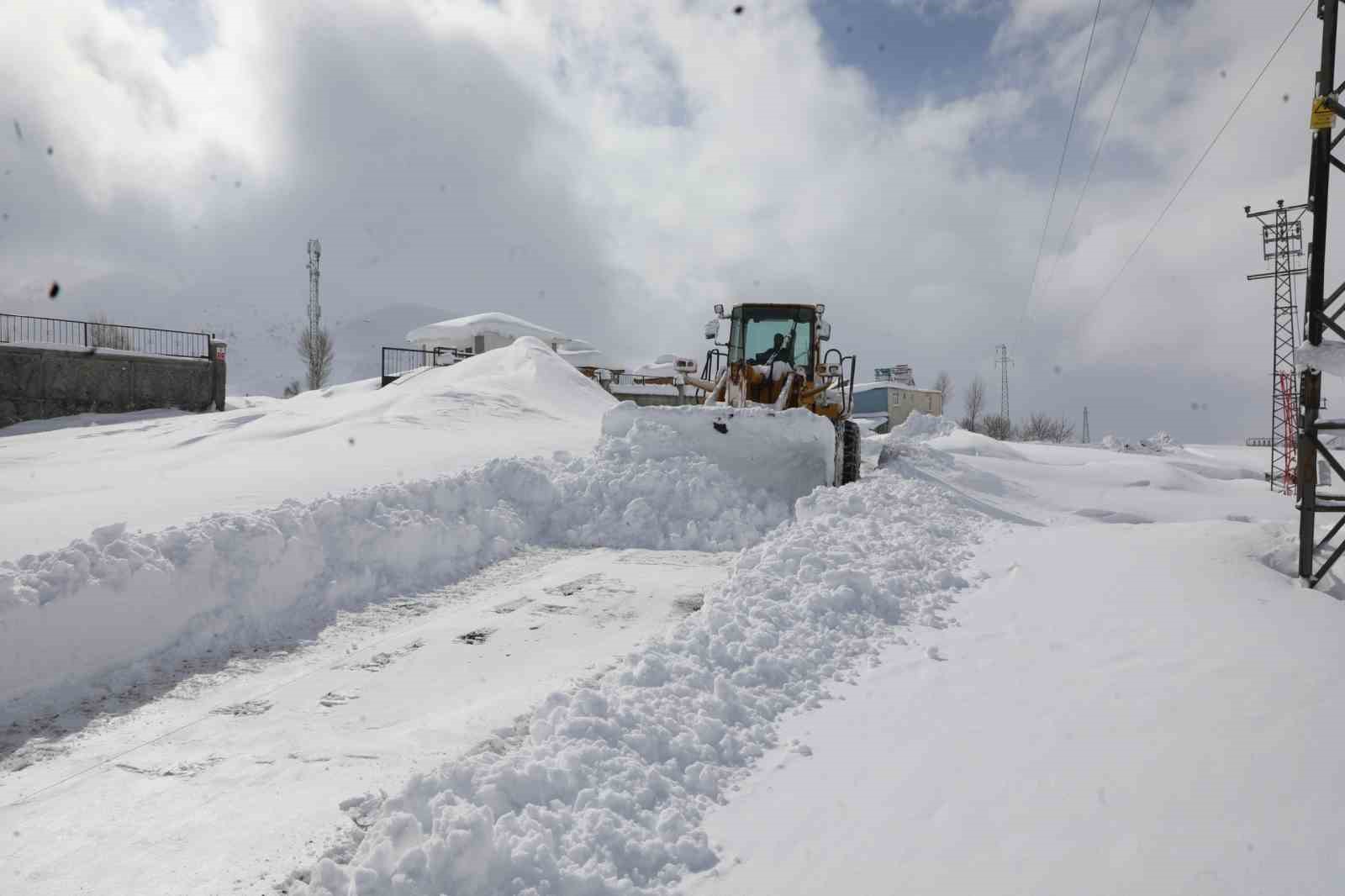 Bitlis’te yoğun karla mücadele çalışması
Bitlis’te yoğun karla mücadele çalışması
