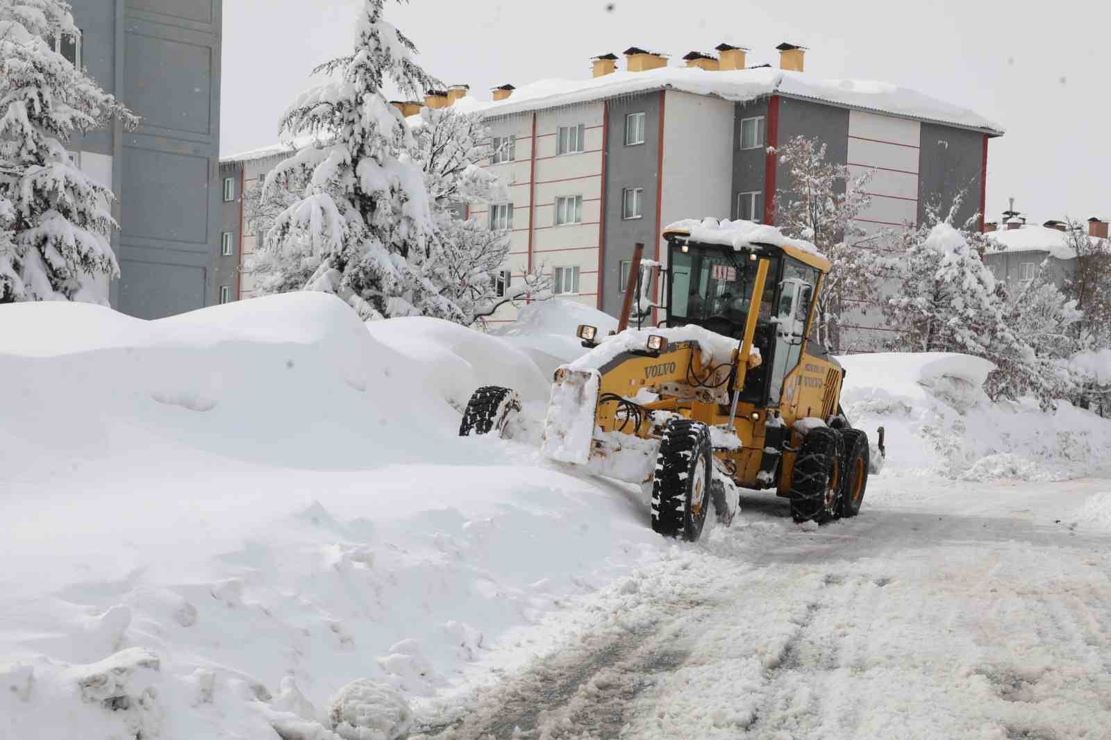 Bitlis’te yoğun karla mücadele çalışması
Bitlis’te yoğun karla mücadele çalışması