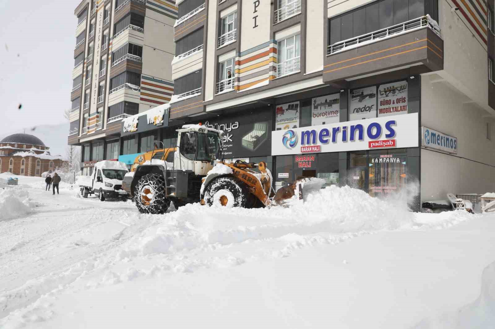 Bitlis’te yoğun karla mücadele çalışması
Bitlis’te yoğun karla mücadele çalışması