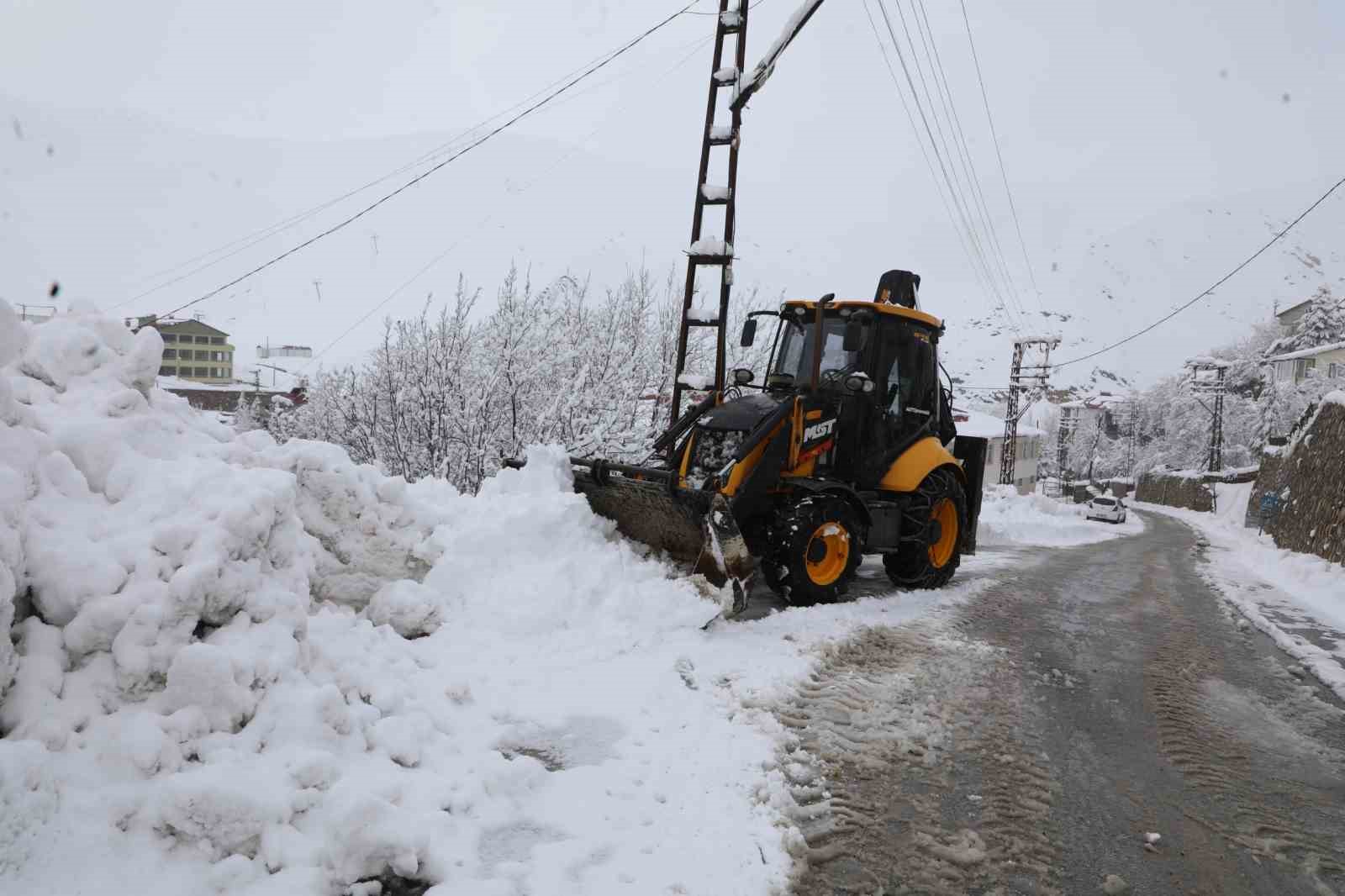 Bitlis’te yoğun karla mücadele çalışması
Bitlis’te yoğun karla mücadele çalışması