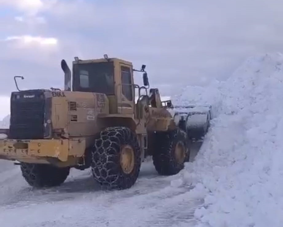 Bitlis’te yol açma ve genişletme çalışmaları sürüyor
