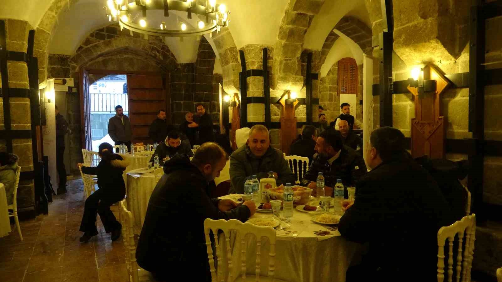 Bitlis’te yüzlerce vatandaşa iftar ikramı
