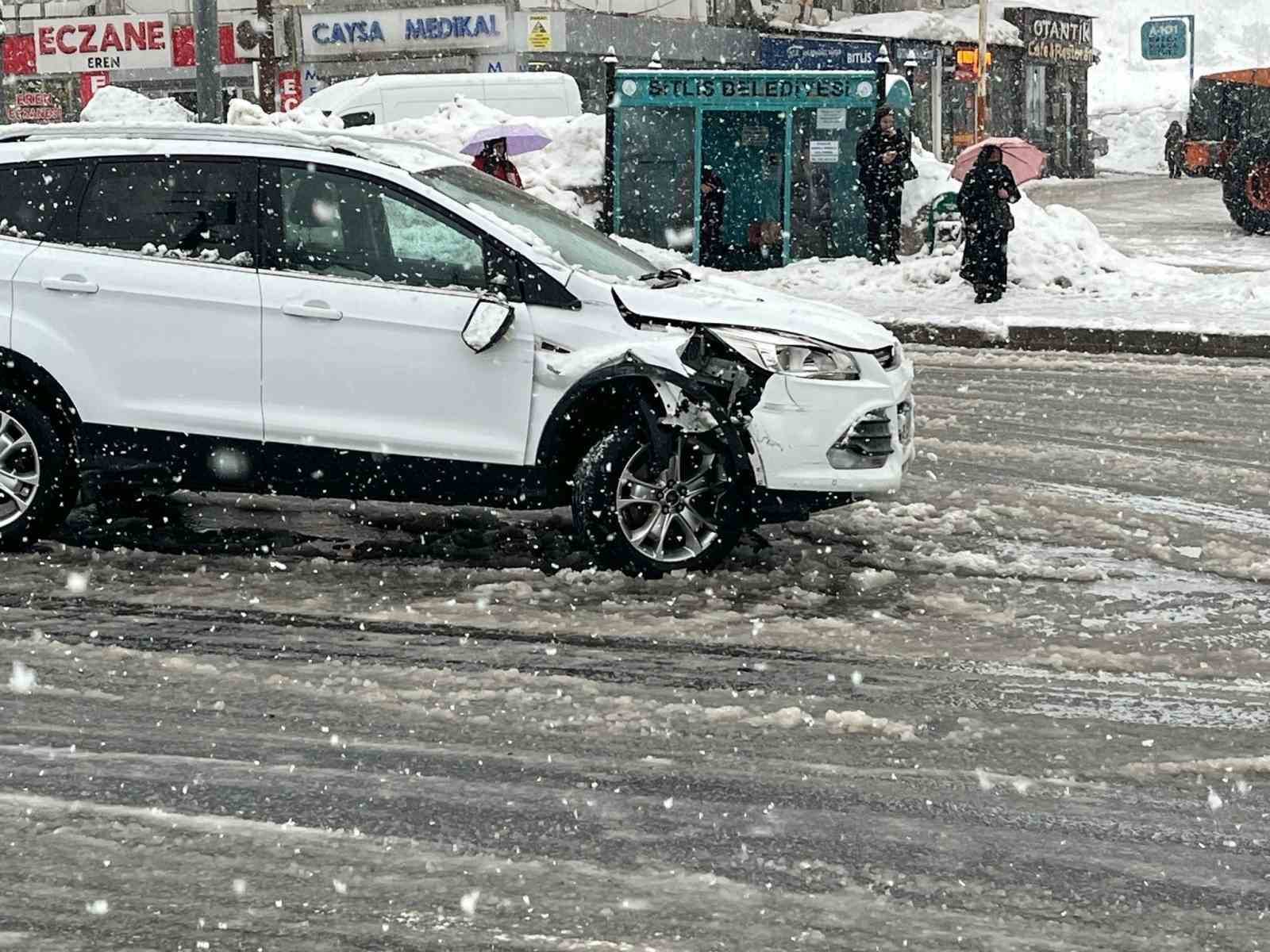 Bitlis’te zincirleme trafik kazası

