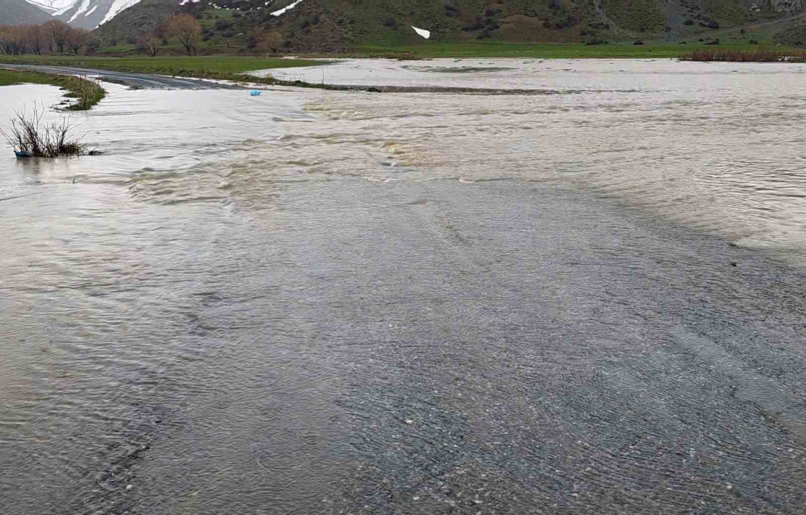 Bitlis’teki Güzeldere Menderesleri adeta doğal göl oldu
