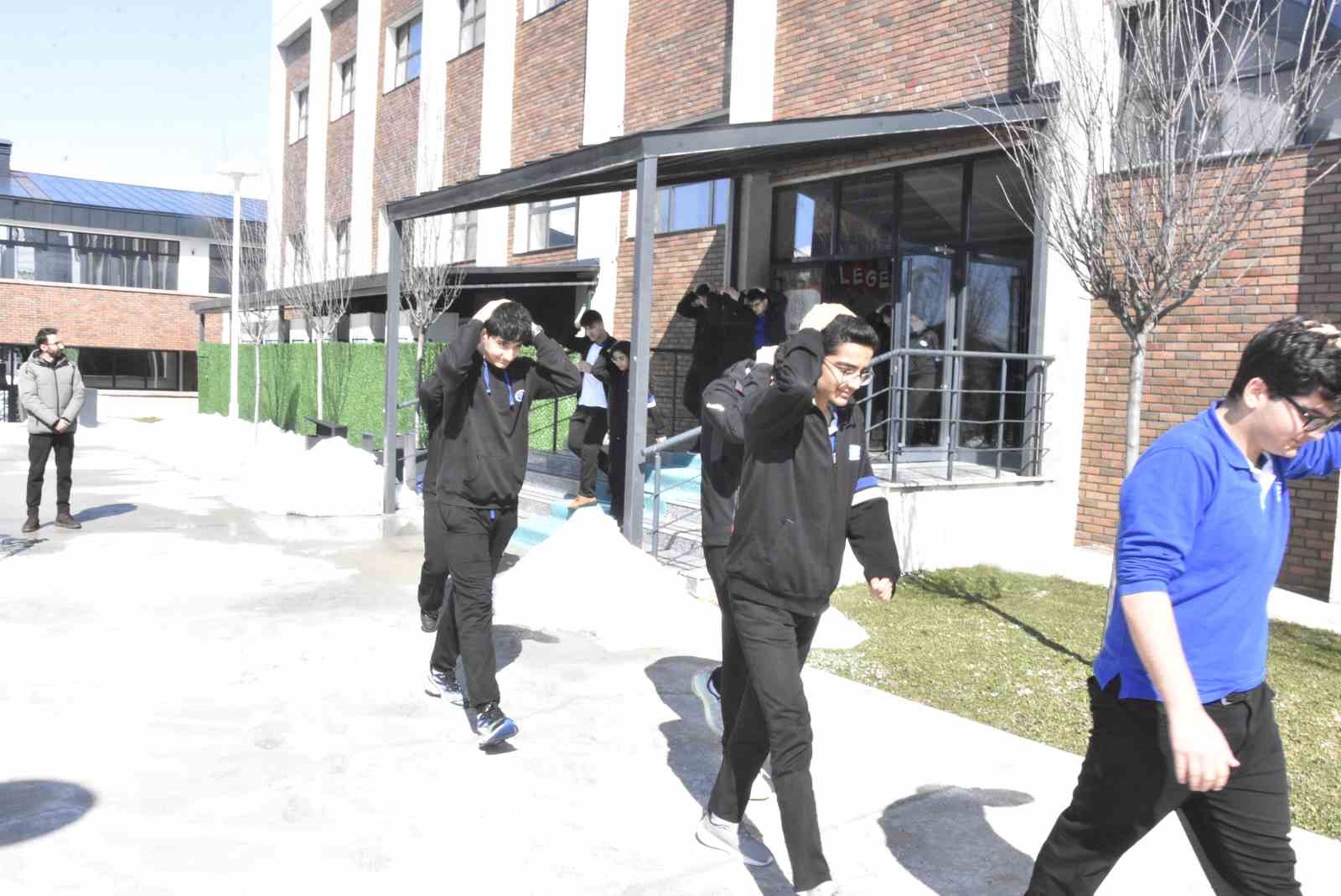 Bitlis’teki okullarda deprem tatbikatı yapıldı
