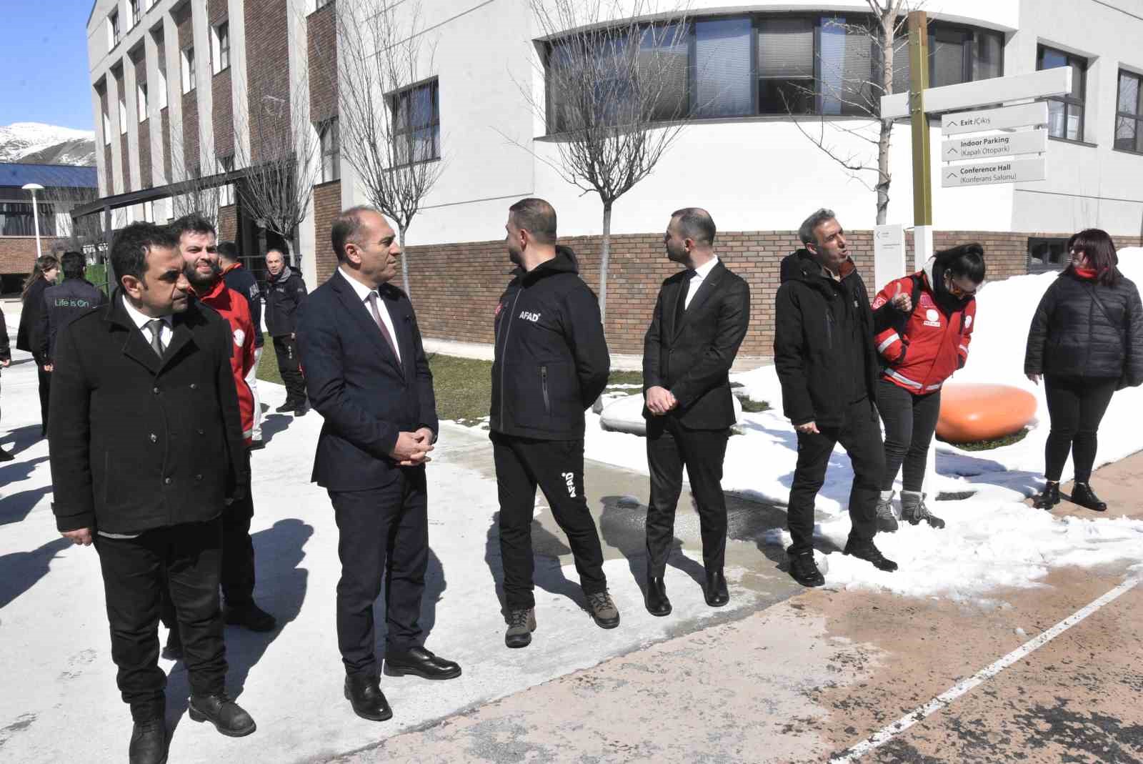 Bitlis’teki okullarda deprem tatbikatı yapıldı
