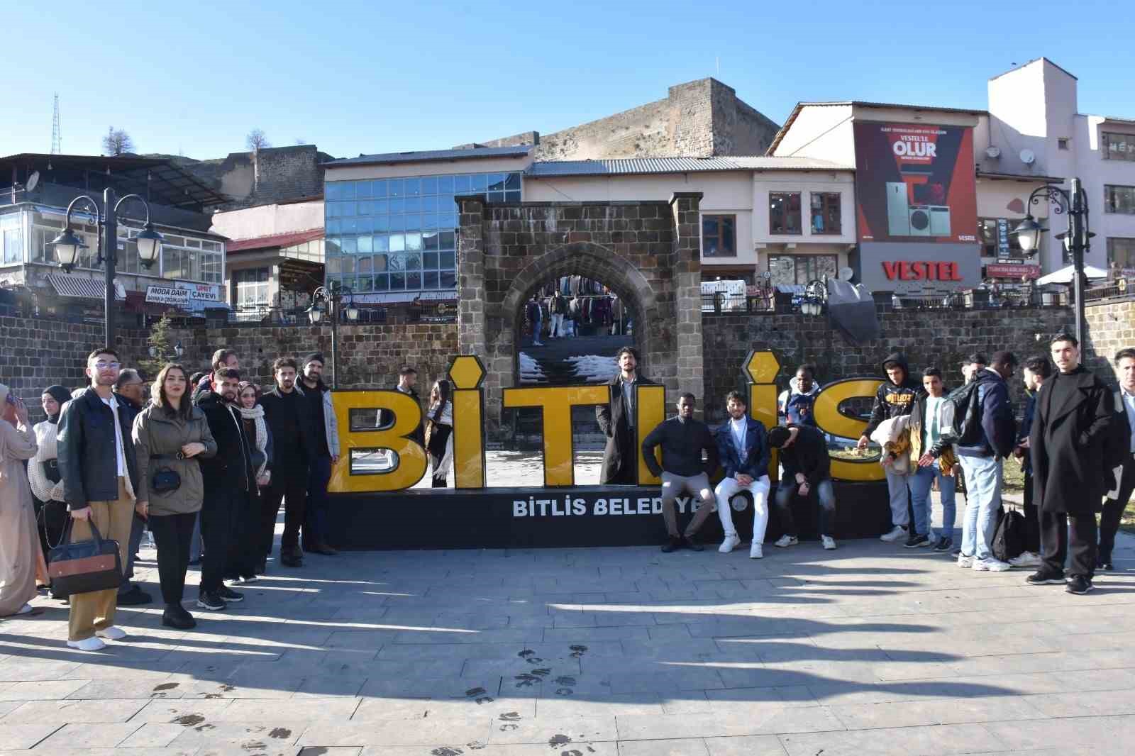 Bitlis’teki yabancı öğrenciler tarihi mekanları gezdi
