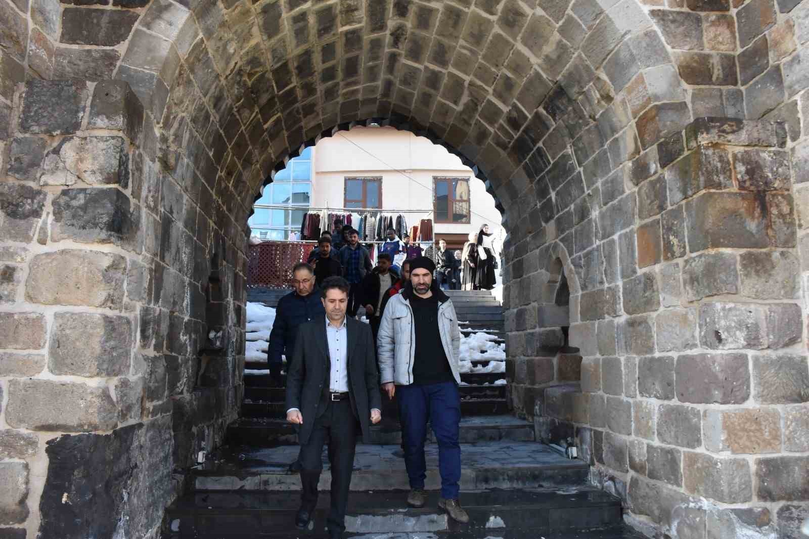Bitlis’teki yabancı öğrenciler tarihi mekanları gezdi
