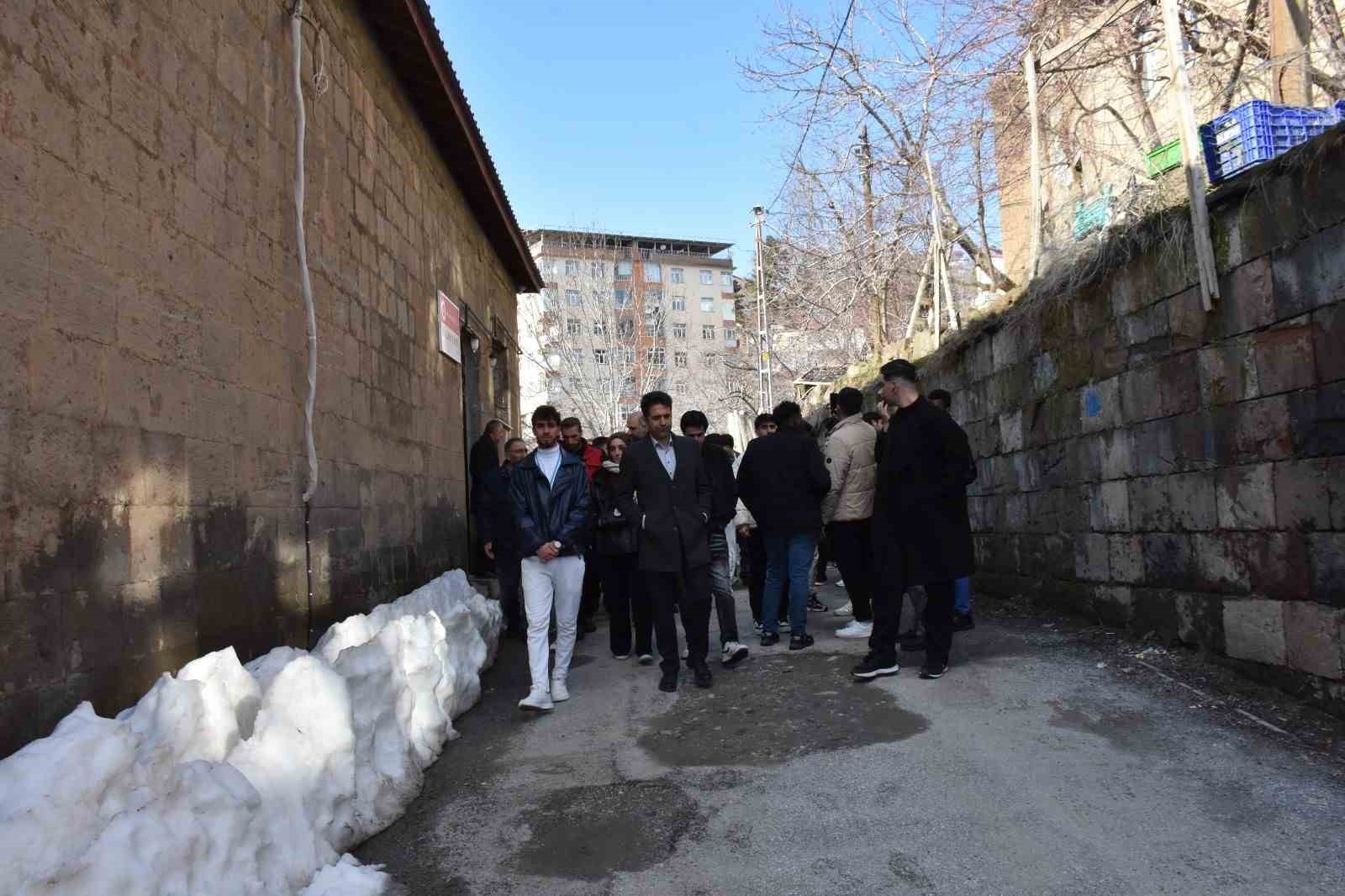 Bitlis’teki yabancı öğrenciler tarihi mekanları gezdi
