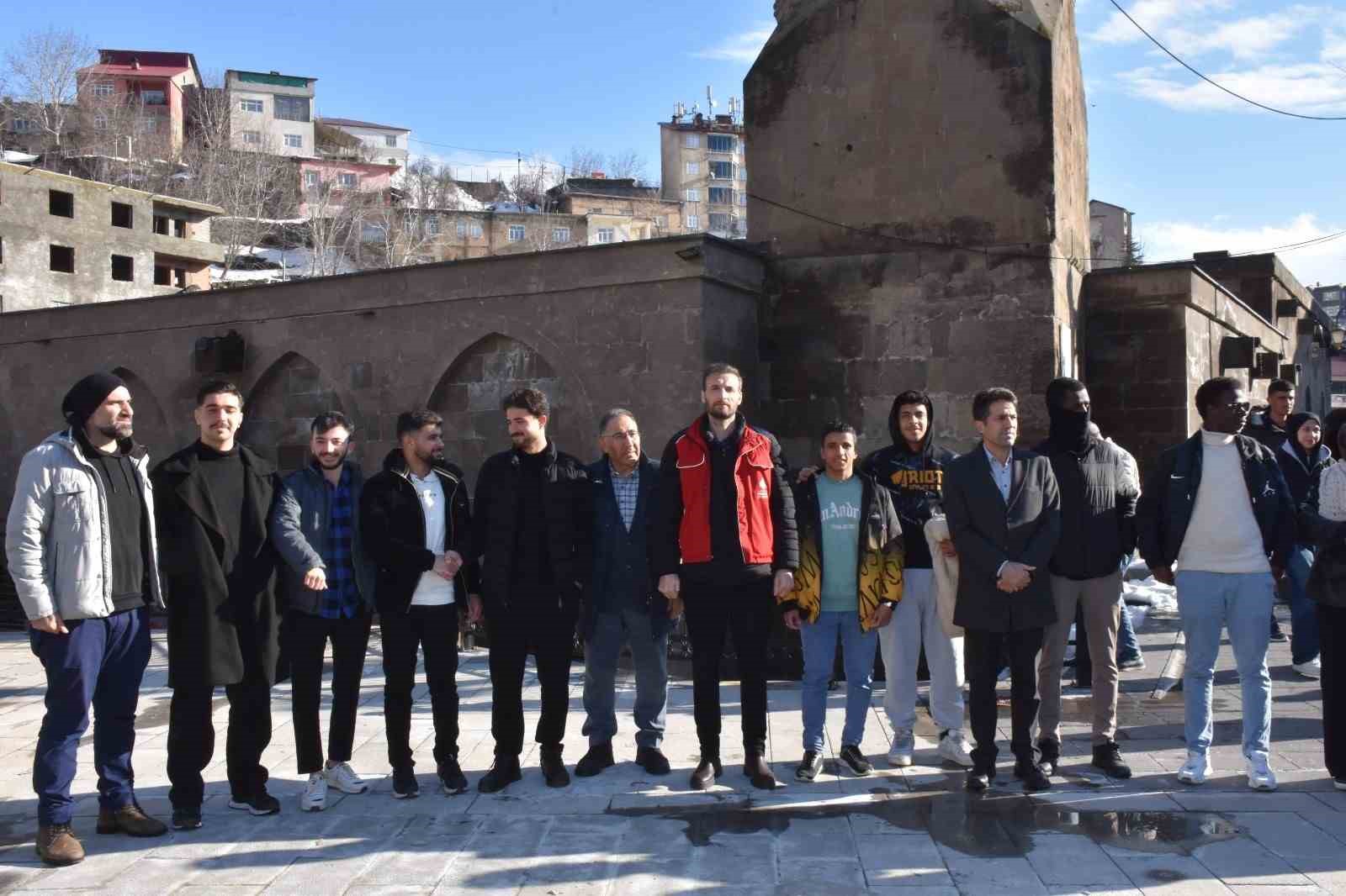 Bitlis’teki yabancı öğrenciler tarihi mekanları gezdi
