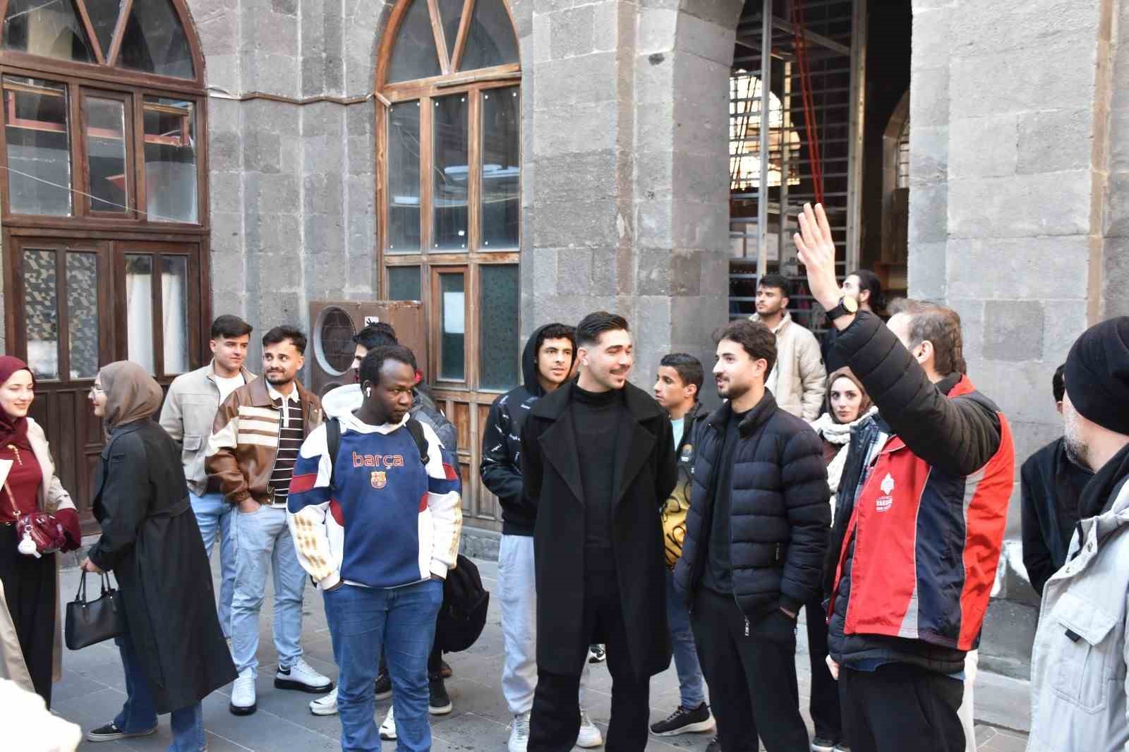 Bitlis’teki yabancı öğrenciler tarihi mekanları gezdi
