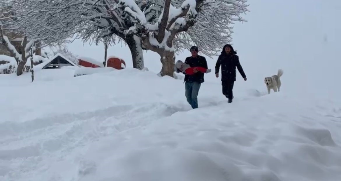 Böbrek rahatsızlığı olan 3 yaşındaki çocuk ambulansa ulaştırıldı
