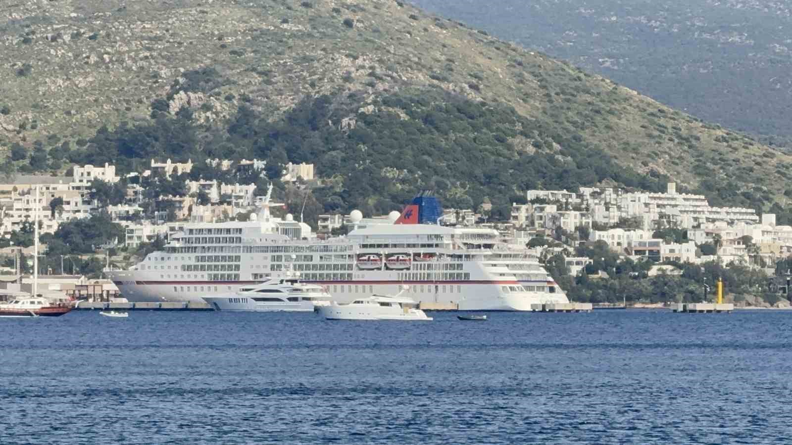 Bodrum Limanı’nda dev yolcu gemisi hareketliliği: 357 turist ilçeye ayak bastı
