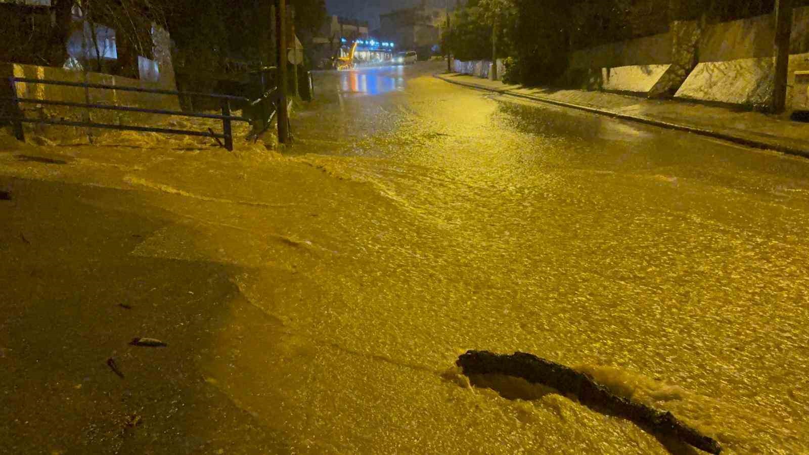 Bodrum sağanak yağışa teslim oldu: Yollar göle döndü, evleri su bastı
