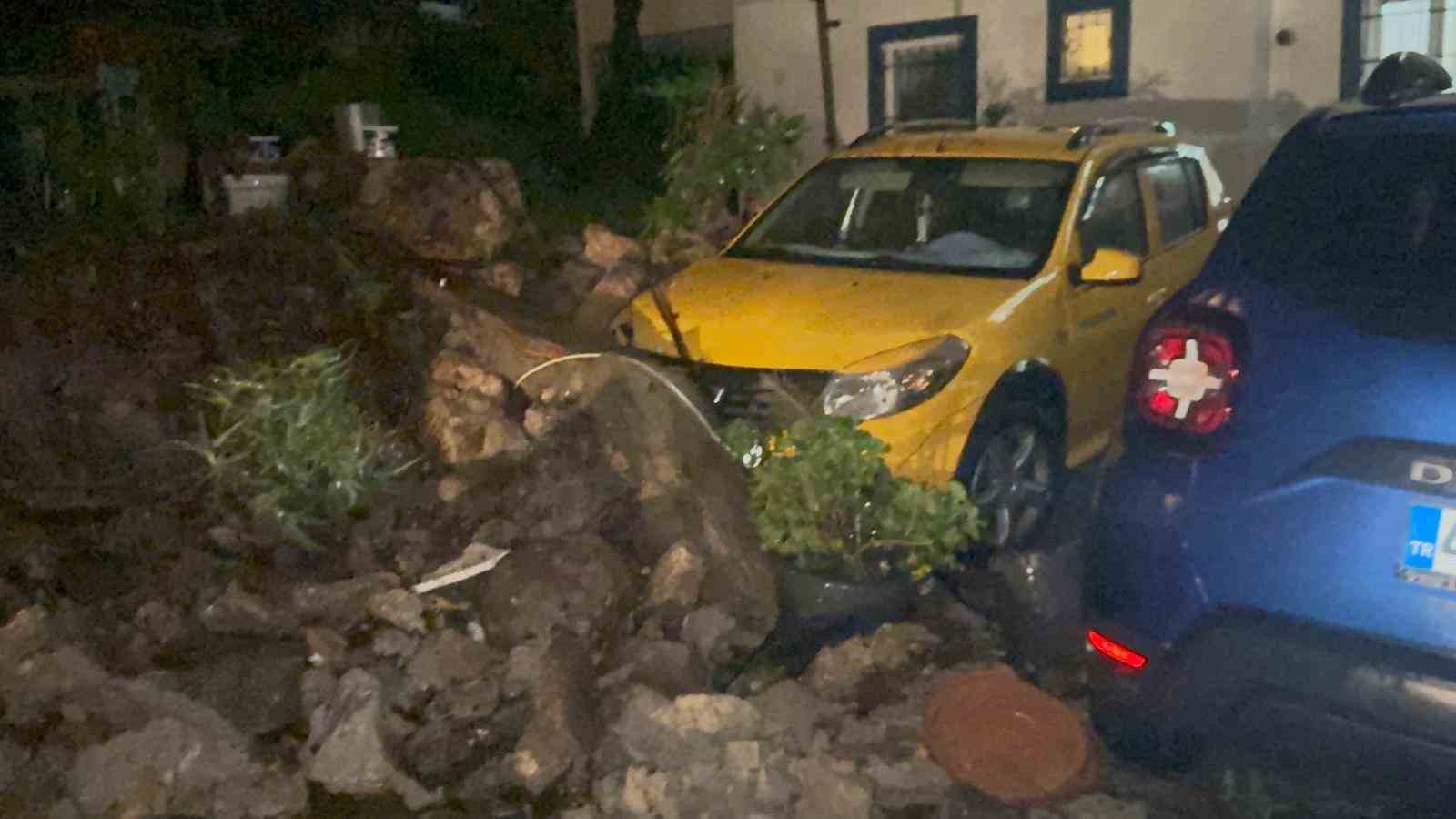 Bodrum sağanak yağışa teslim oldu: Yollar göle döndü, evleri su bastı
