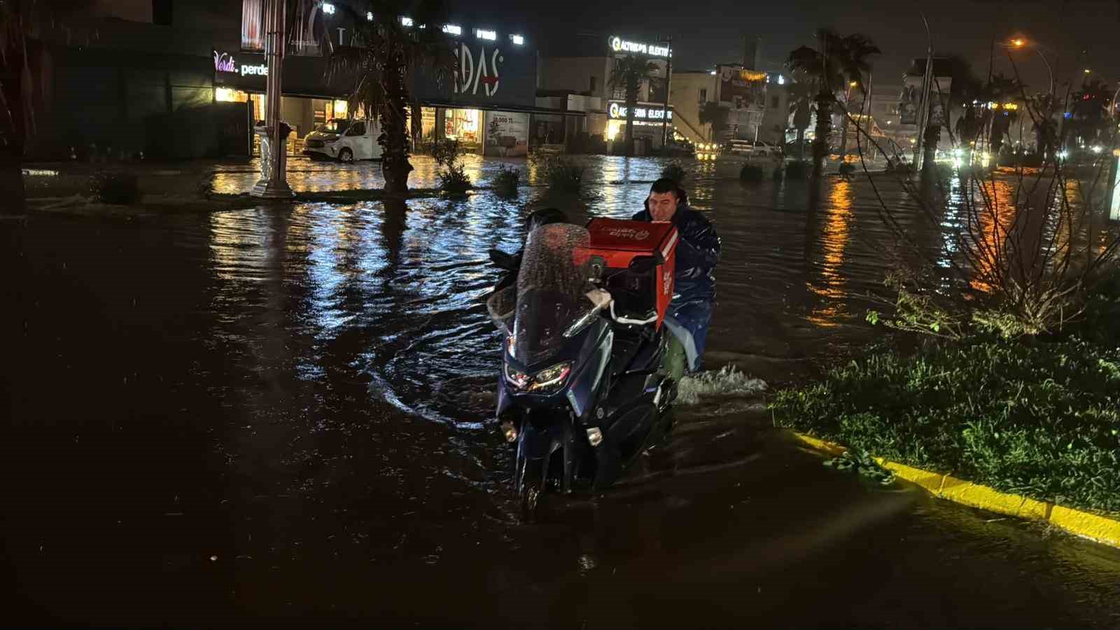 Bodrum sağanak yağışa teslim oldu: Yollar göle döndü, evleri su bastı
