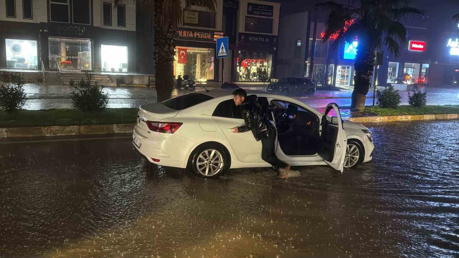 Bodrum sağanak yağışa teslim oldu: Yollar göle döndü, evleri su bastı

