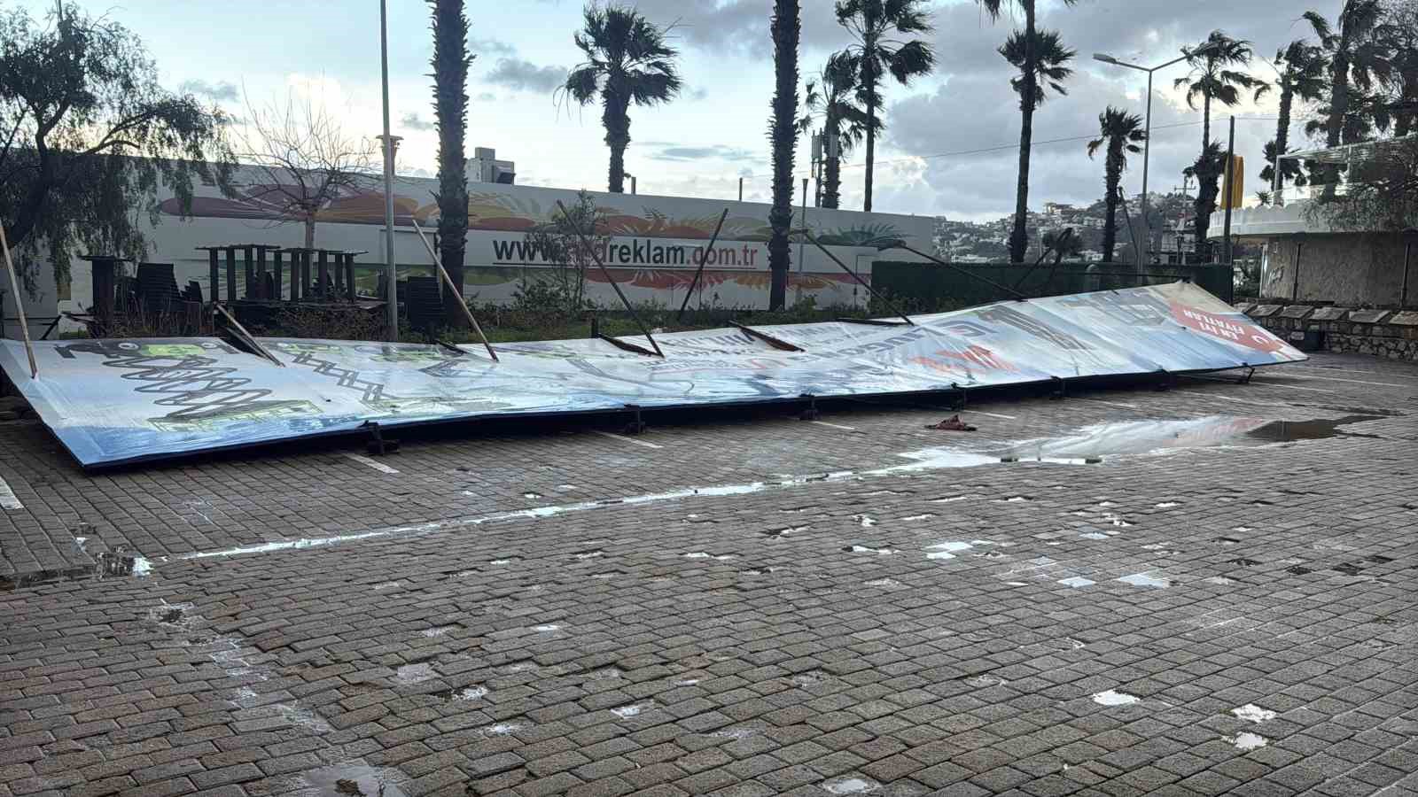 Bodrum sahili savaş alanına döndü: "Fırtına işletmeleri yerle bir etti"
