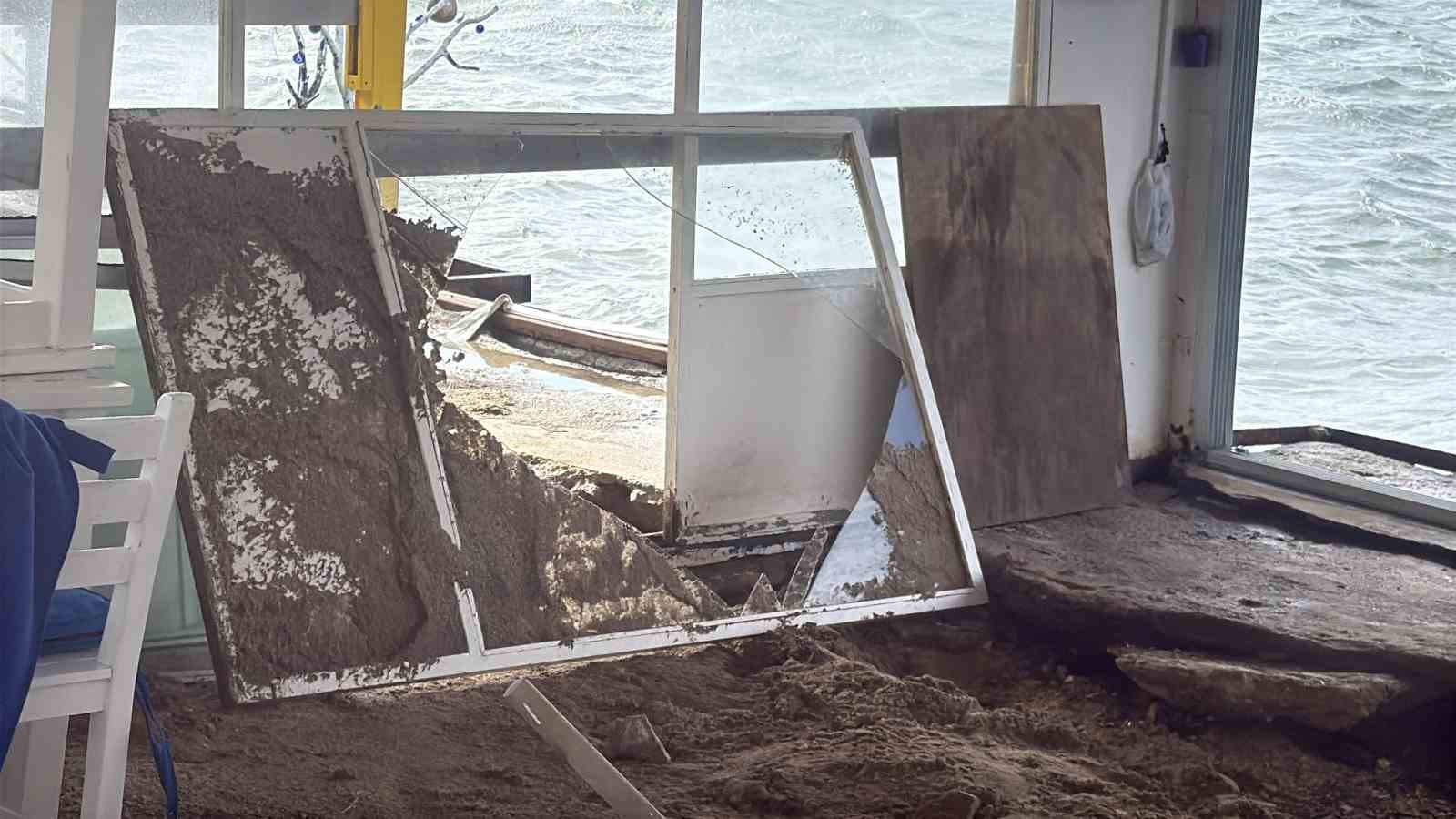 Bodrum sahili savaş alanına döndü: "Fırtına işletmeleri yerle bir etti"
