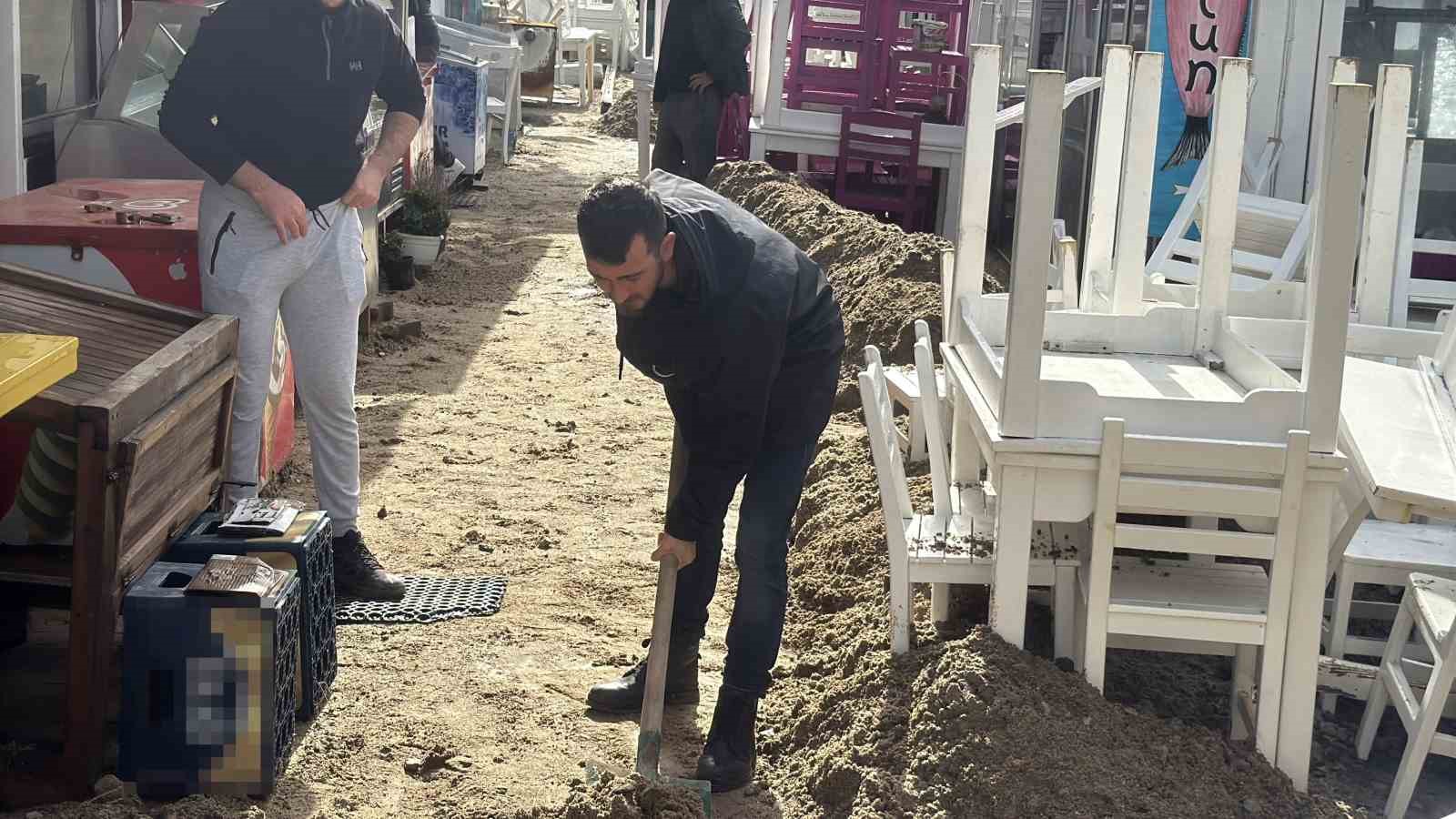 Bodrum sahili savaş alanına döndü: "Fırtına işletmeleri yerle bir etti"
