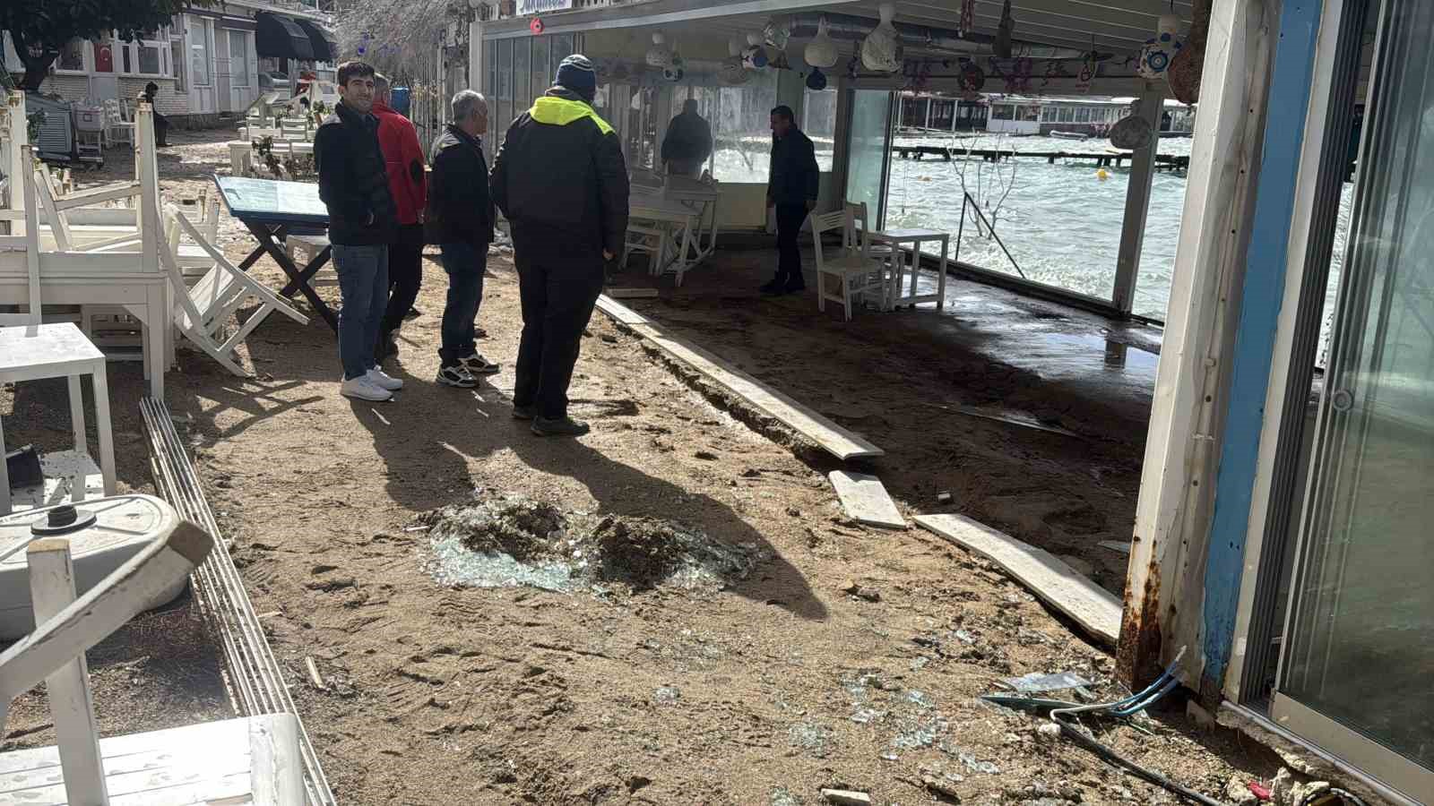 Bodrum sahili savaş alanına döndü: "Fırtına işletmeleri yerle bir etti"
