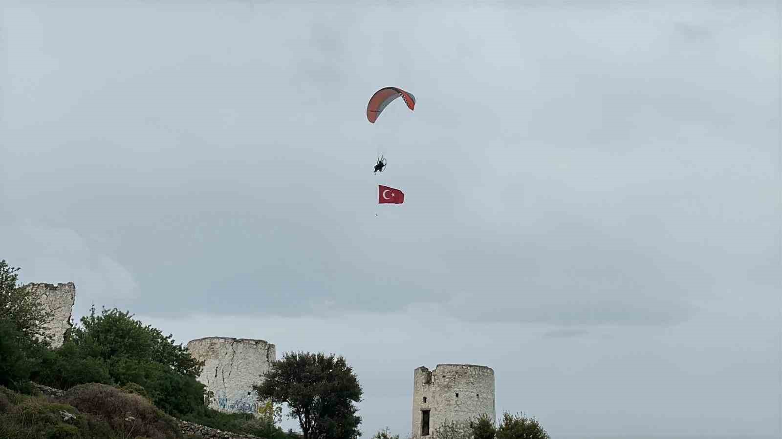Bodrum semalarında 18 mart mesajı: Dev Türk bayrağıyla anlamlı uçuş
