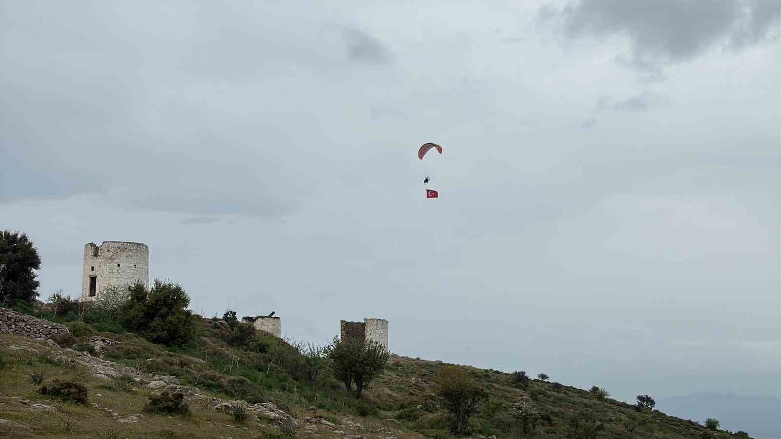 Bodrum semalarında 18 mart mesajı: Dev Türk bayrağıyla anlamlı uçuş
