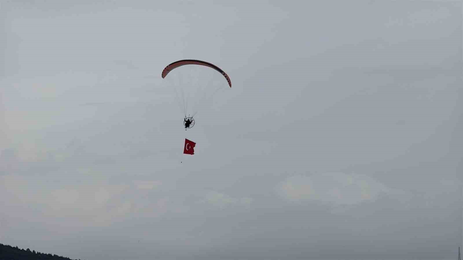 Bodrum semalarında 18 mart mesajı: Dev Türk bayrağıyla anlamlı uçuş
