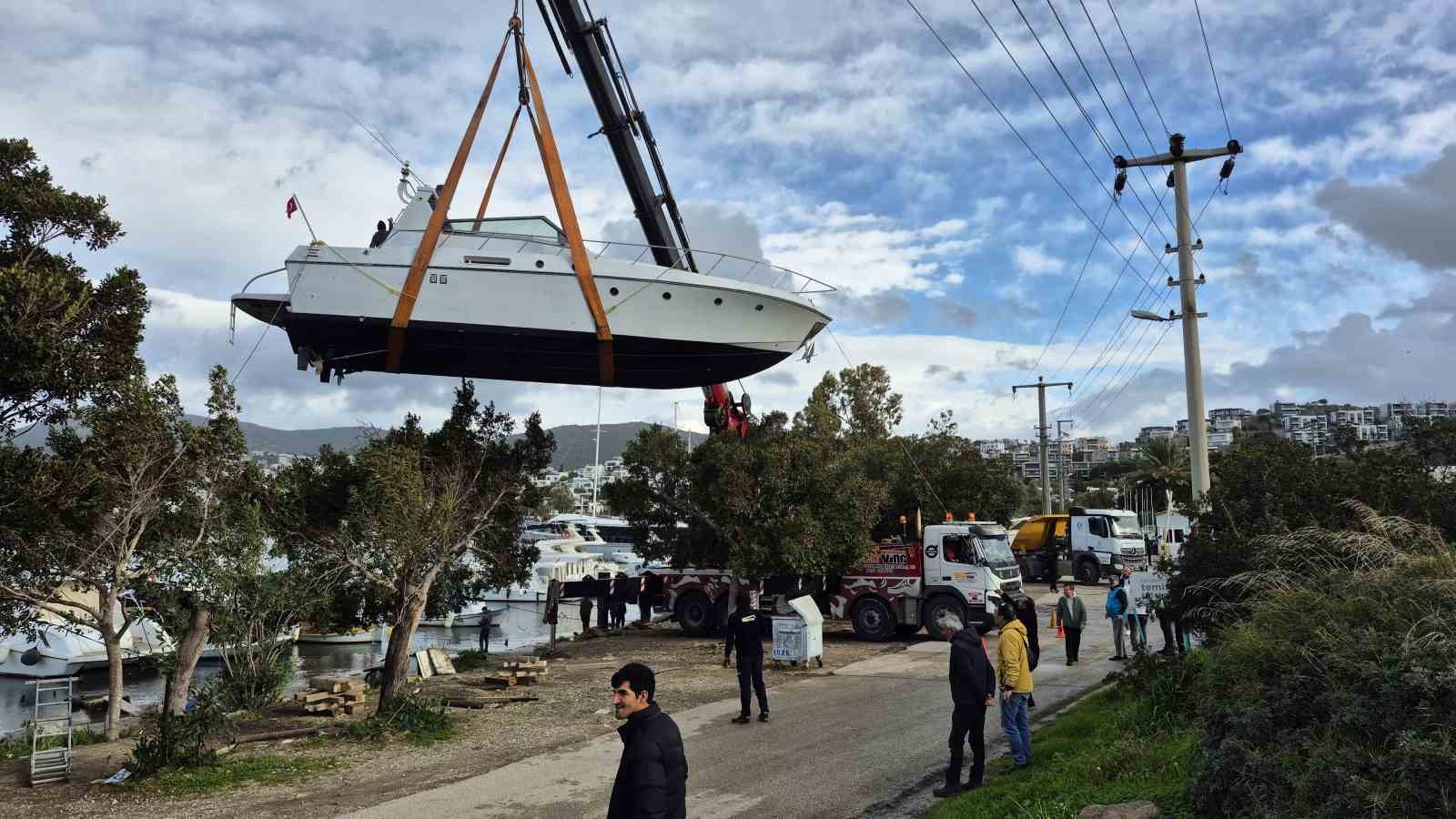 Bodrum’da 100 tekne koydan kaldırıldı
