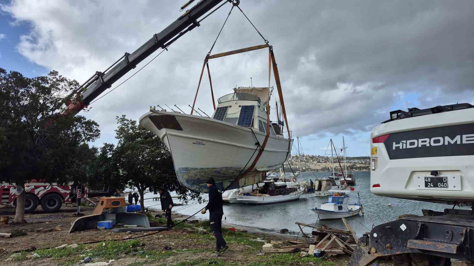 Bodrum’da 100 tekne koydan kaldırıldı
