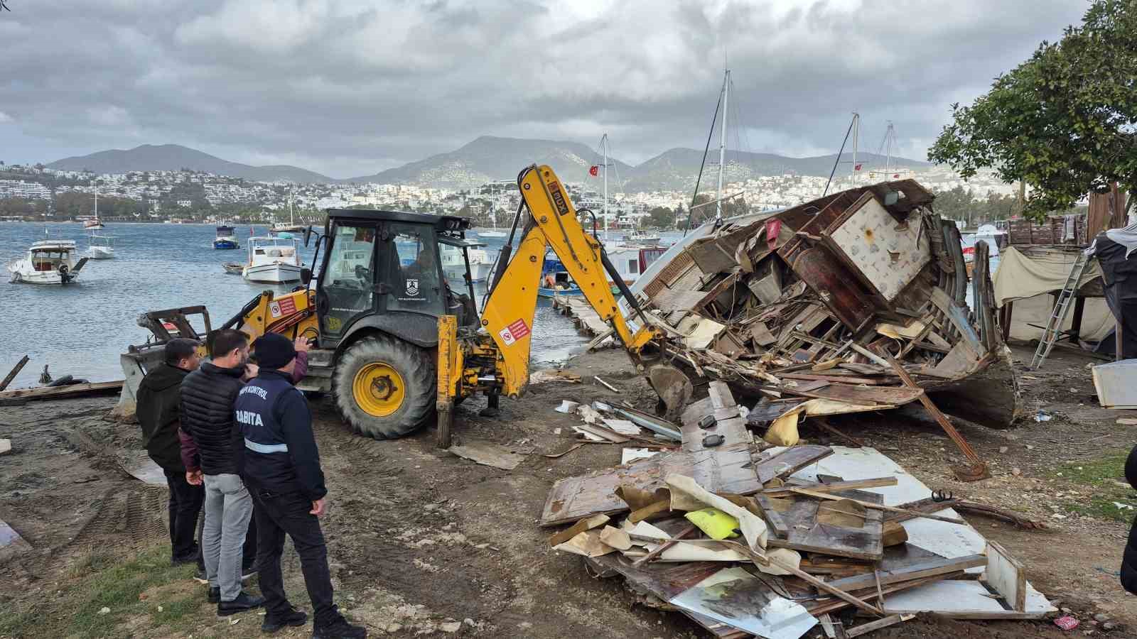 Bodrum’da 100 tekne koydan kaldırıldı
