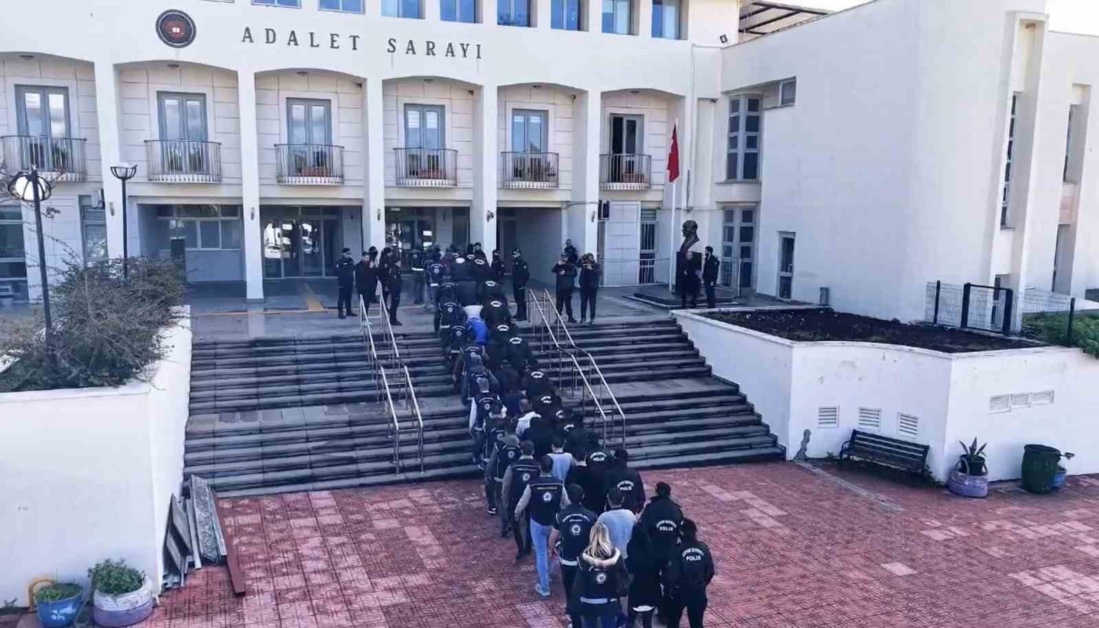 Bodrum’da 19 mültecinin öldüğü bot faciasına 12 tutuklama
Bodrum’da 19 mültecinin öldüğü bot faciasına 12 tutuklama