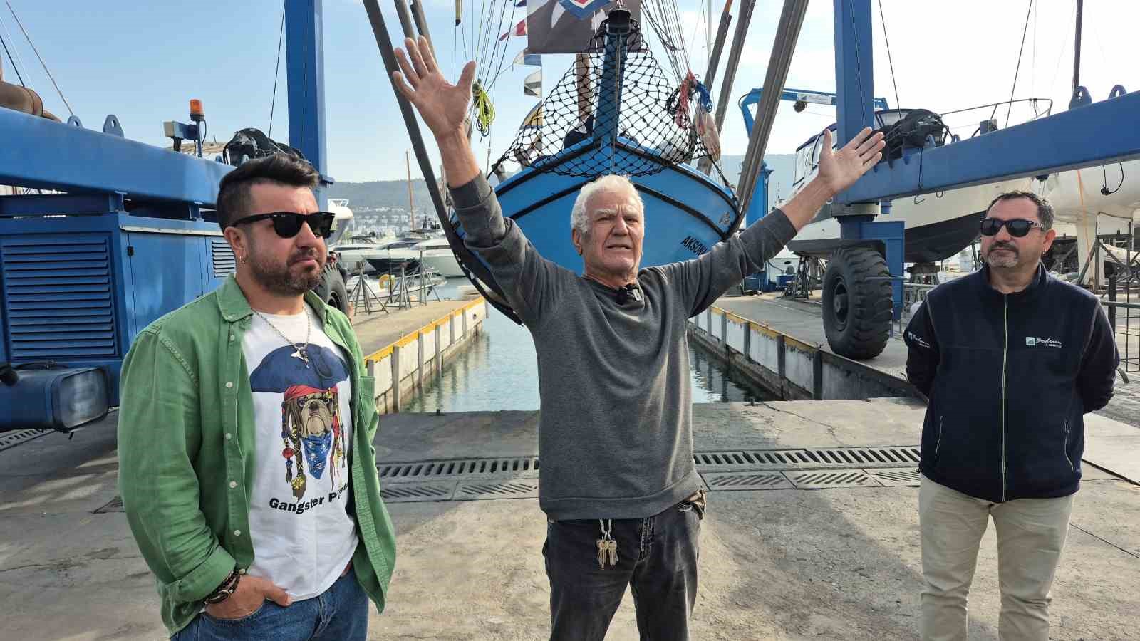Bodrum’da 65 yaşındaki teknesine gözü gibi bakıyor
