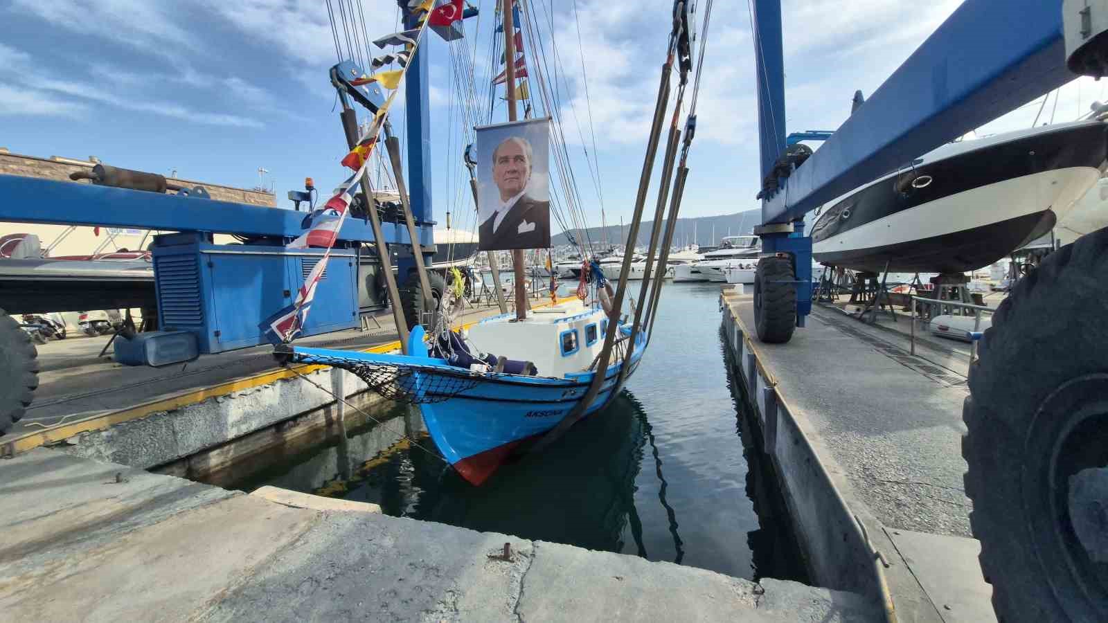 Bodrum’da 65 yaşındaki teknesine gözü gibi bakıyor
