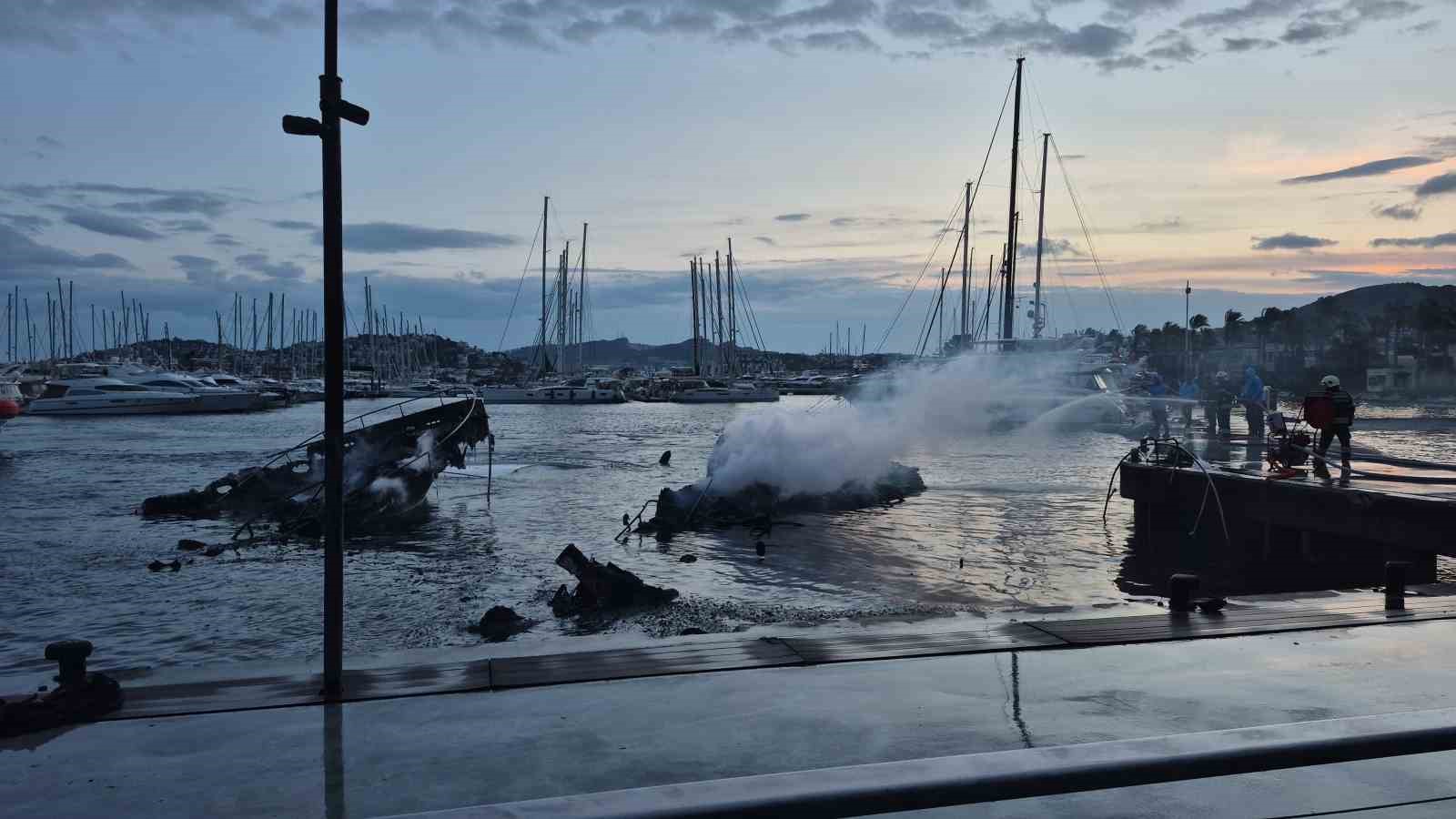 Bodrum’da 7 motoryat yanarak battı
