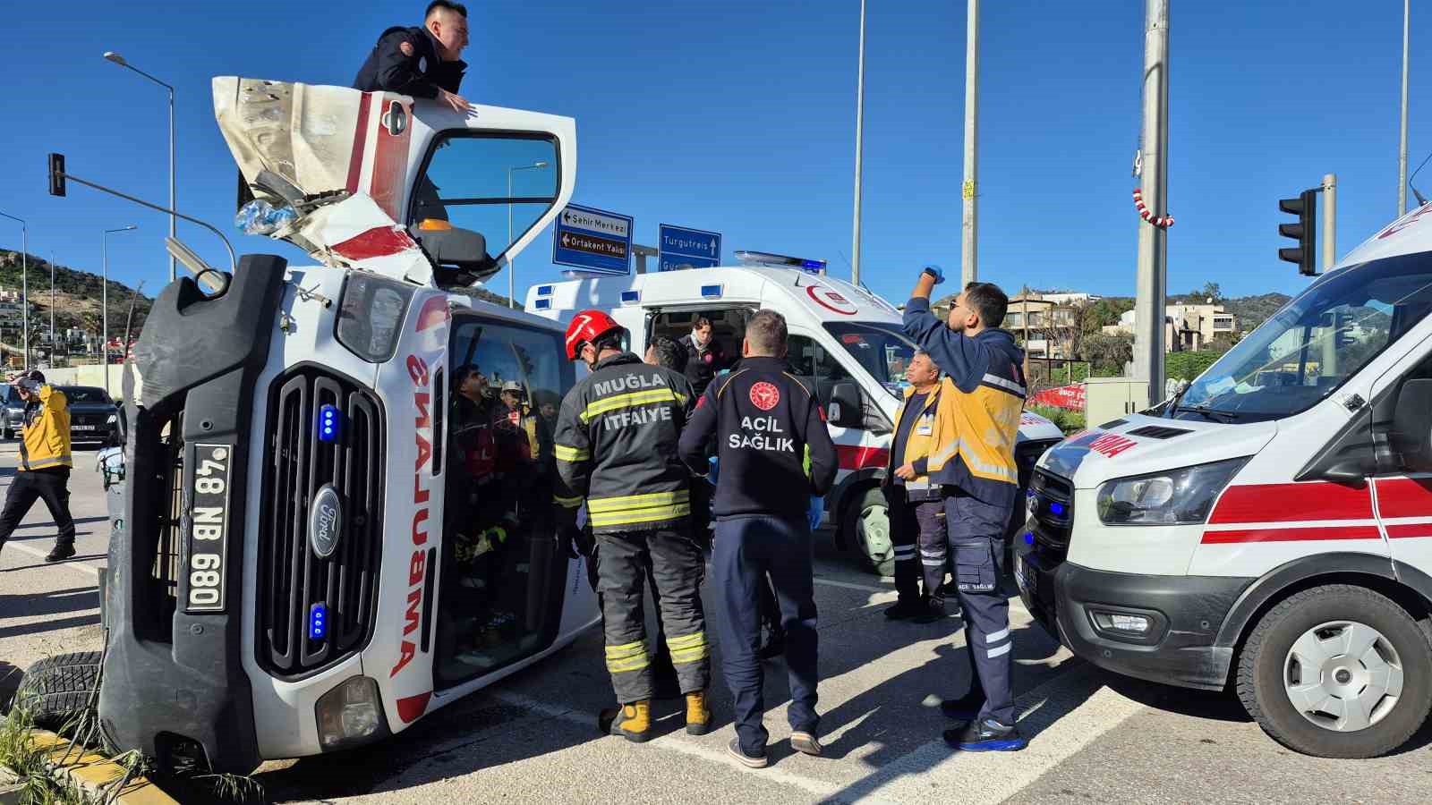 Bodrum’da ambulans devrildi: 4 yaralı
