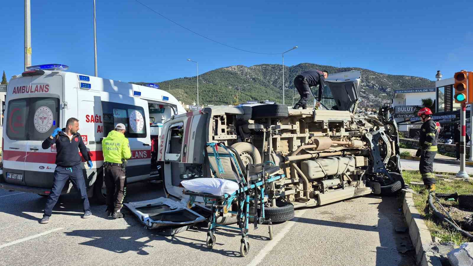 Bodrum’da ambulans devrildi: 4 yaralı
