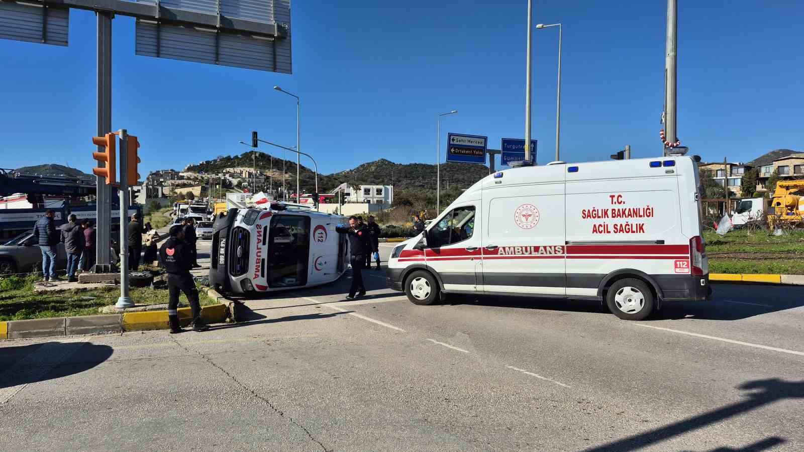 Bodrum’da ambulans devrildi: 4 yaralı
